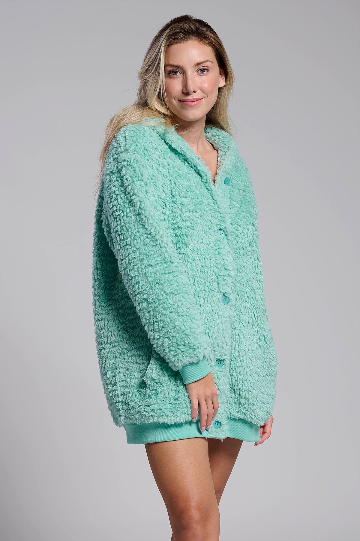 Bata corta polar de borreguito verde para mujer con botones, diseño polar pensado para el confort diario en casa.