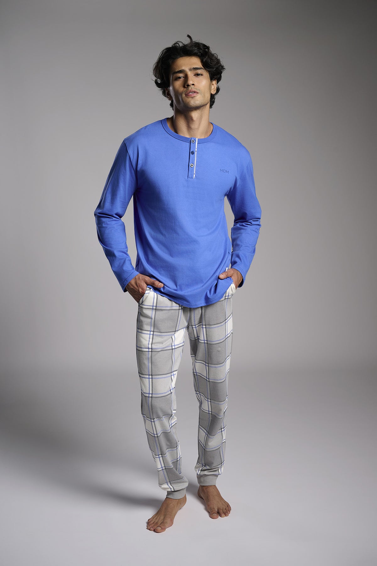 Pijama comprido de homem em algodão gola henley aos quadrados