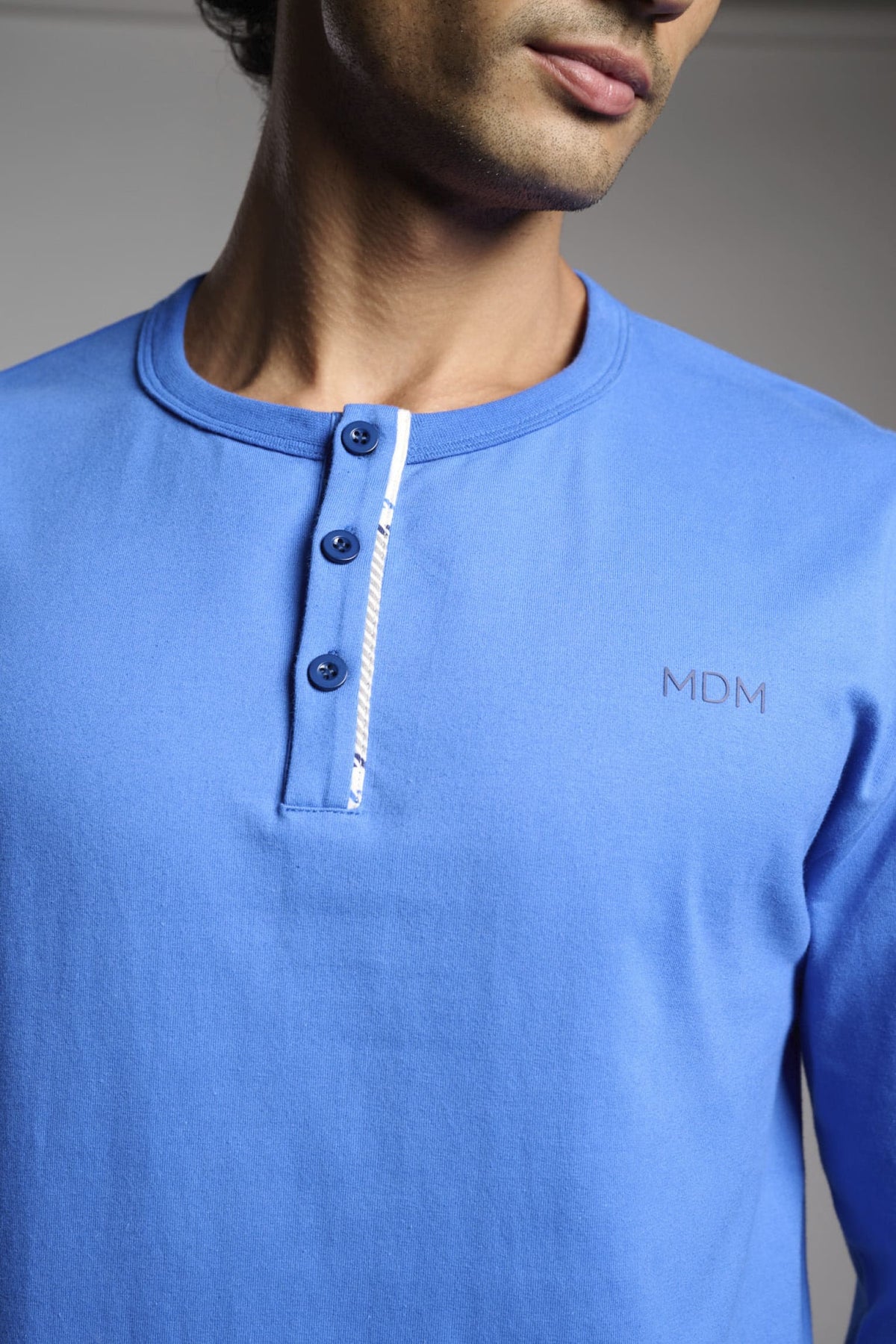 Pijama comprido de homem em algodão gola henley aos quadrados