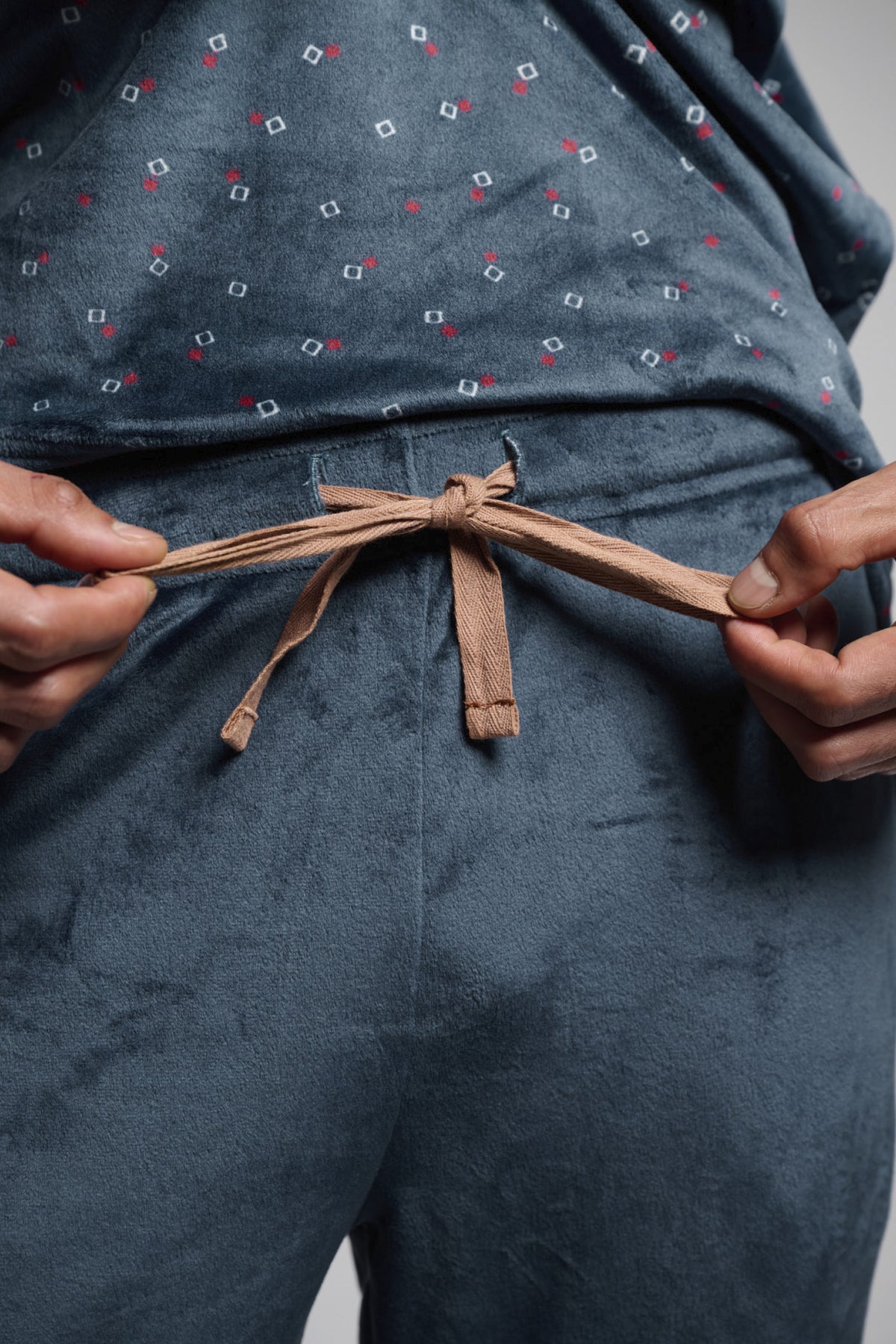 Pijama comprido de homem em veludo estampado de quadrados