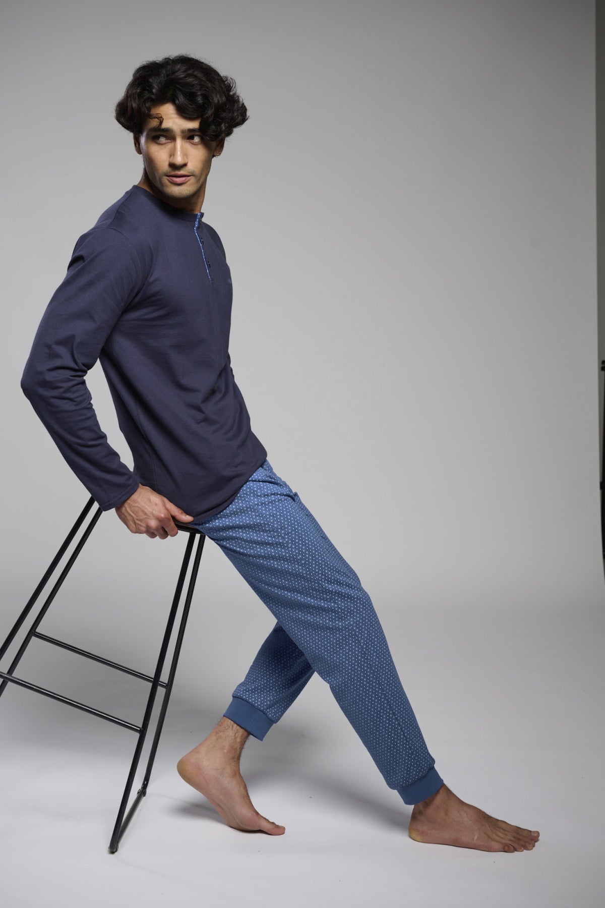 Pijama comprido de homem em algodão estilo camisola gola henley estampado