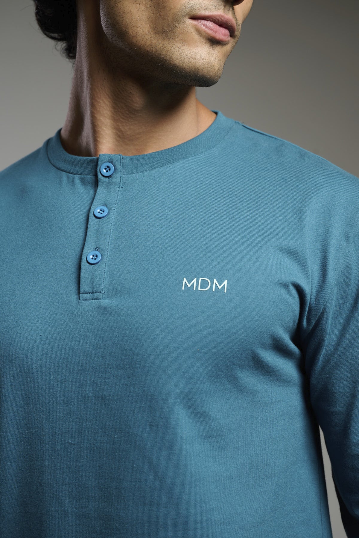 Pijama comprido de homem em algodão gola henley às riscas