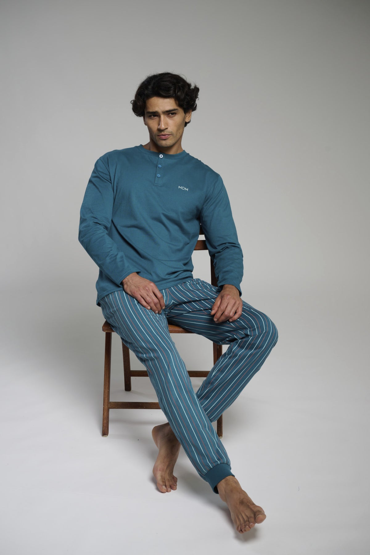 Pijama comprido de homem em algodão gola henley às riscas