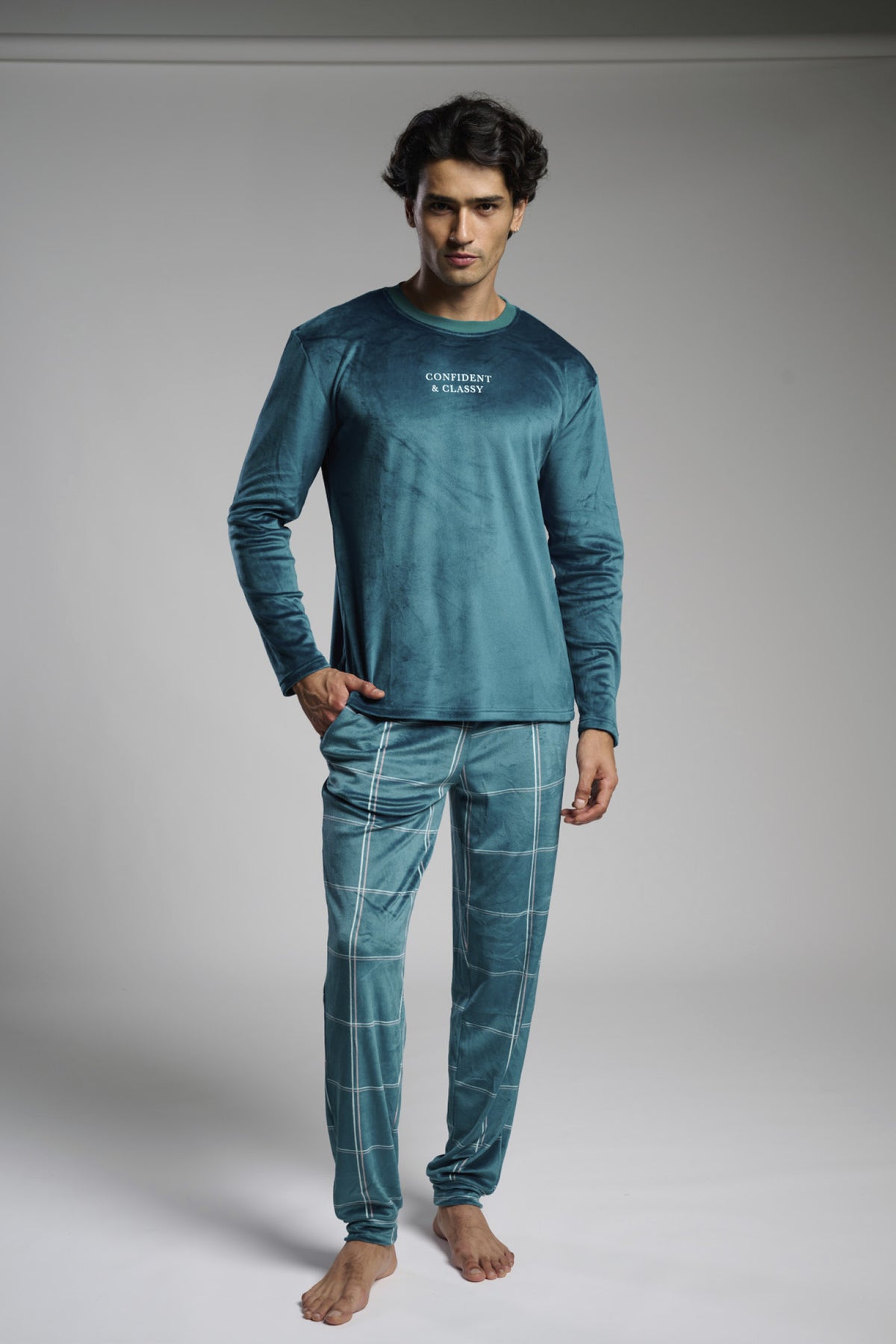 Pijama comprido de homem em veludo Confident & Classy aos quadrados