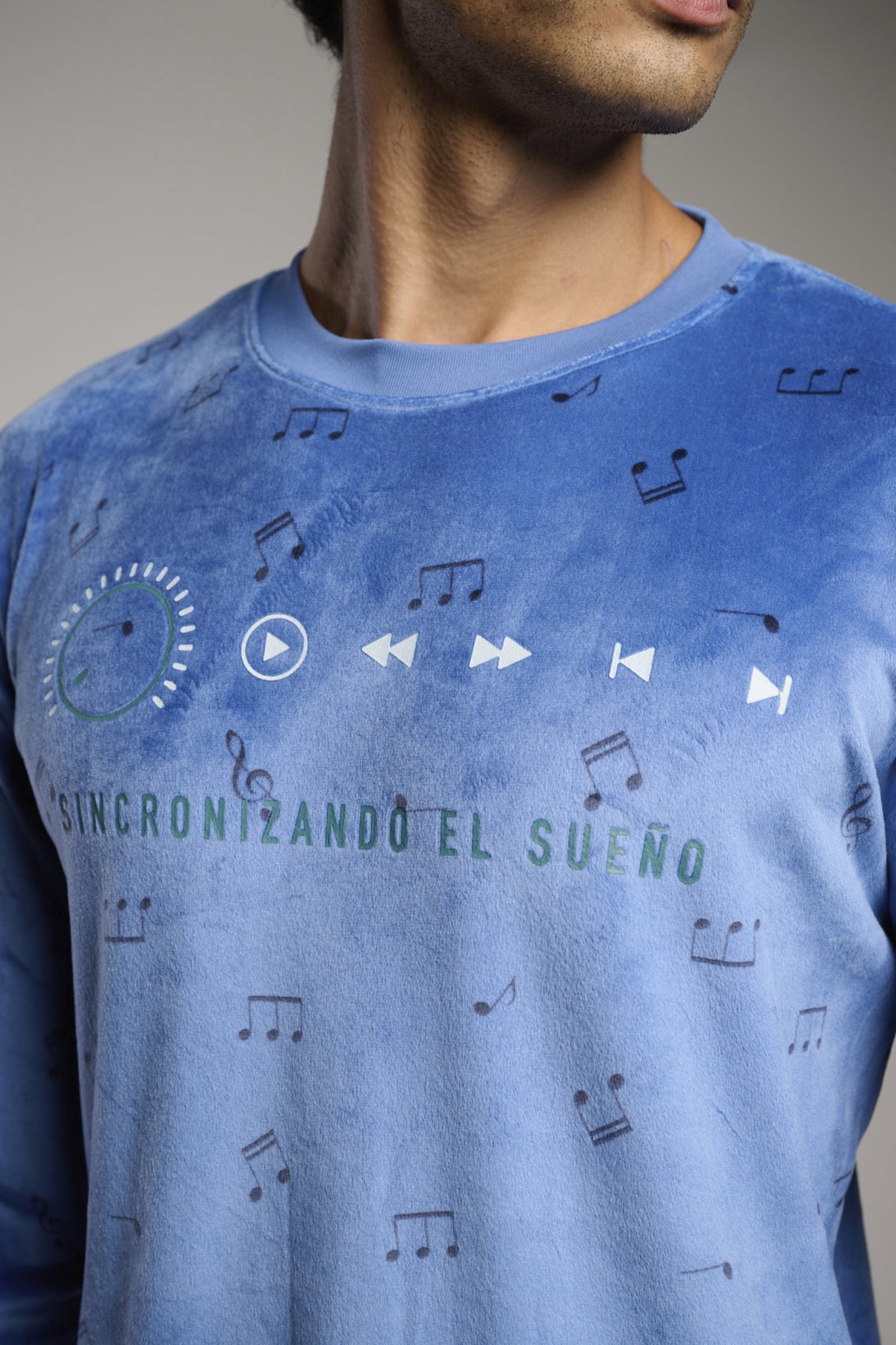 Pijama comprido de homem em veludo estampado de notas musicais