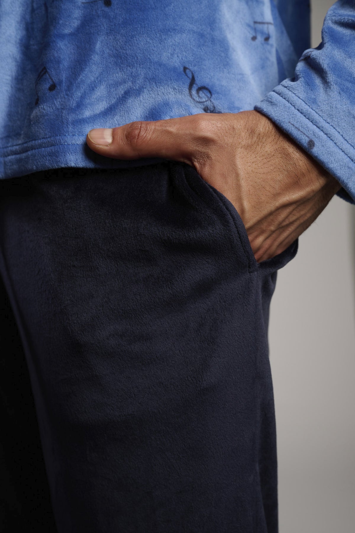 Pijama comprido de homem em veludo estampado de notas musicais