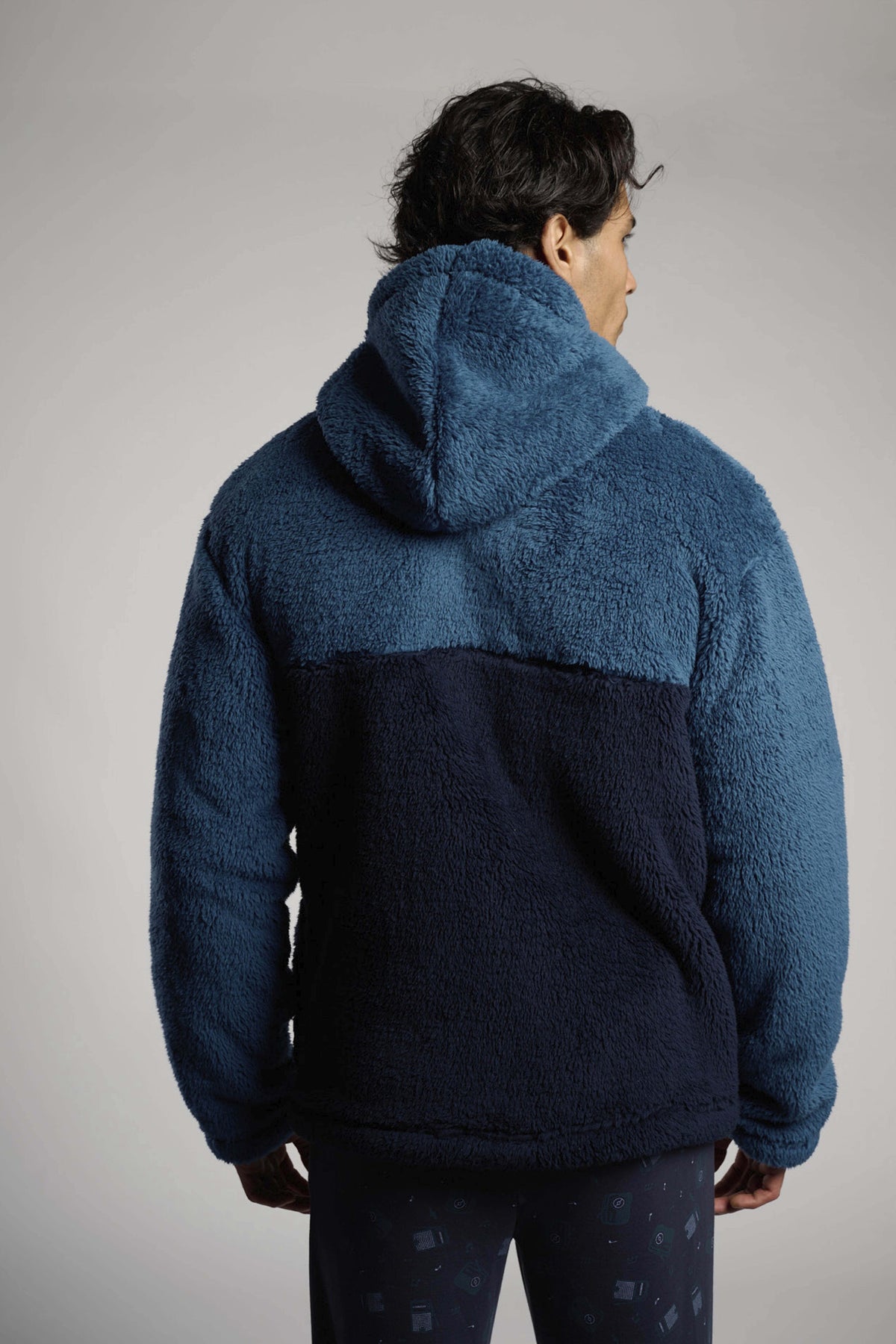 Roupão curto de homem polar sherpa bicolor com capuz e fecho de correr