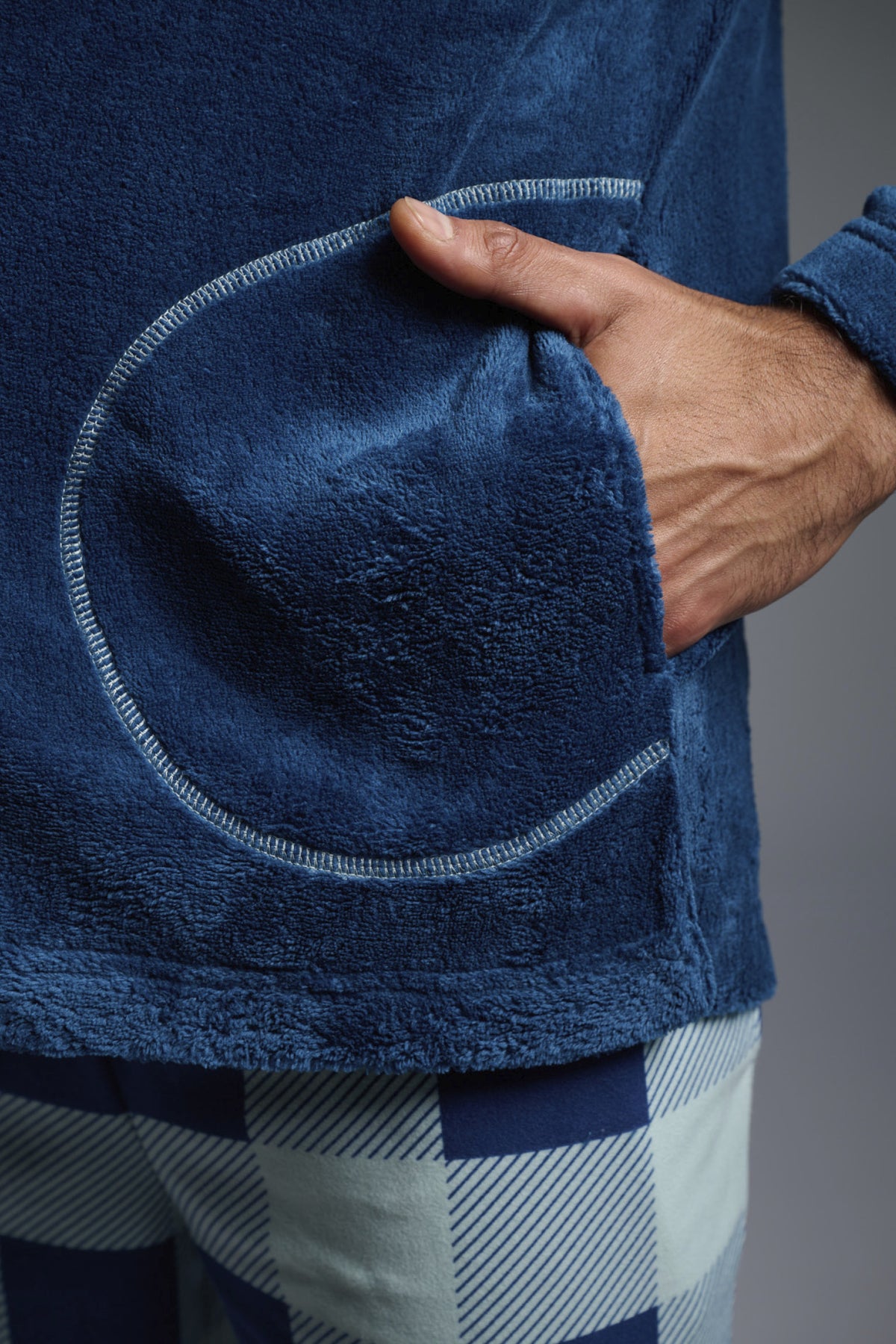 Roupão curto de homem polar coral azul-marinho com fecho em contraste