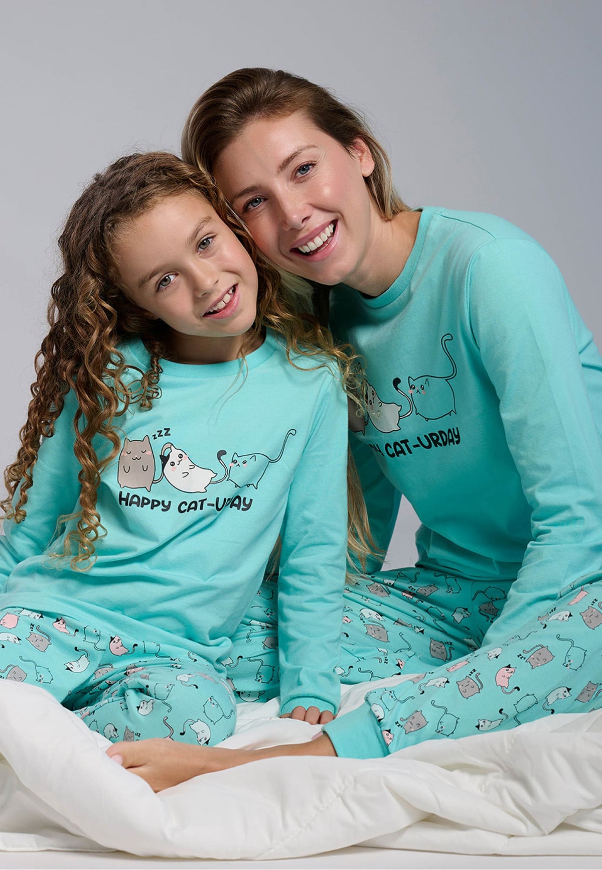 Pijama comprido de menina em algodão estampado de gatos Happy cat-urday