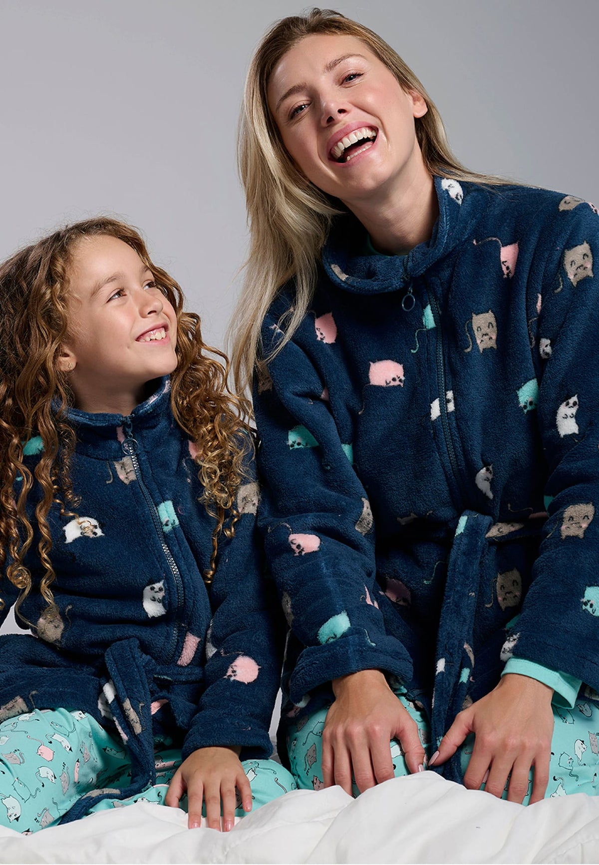 Roupão infantil de menina polar coral estampado de gatos