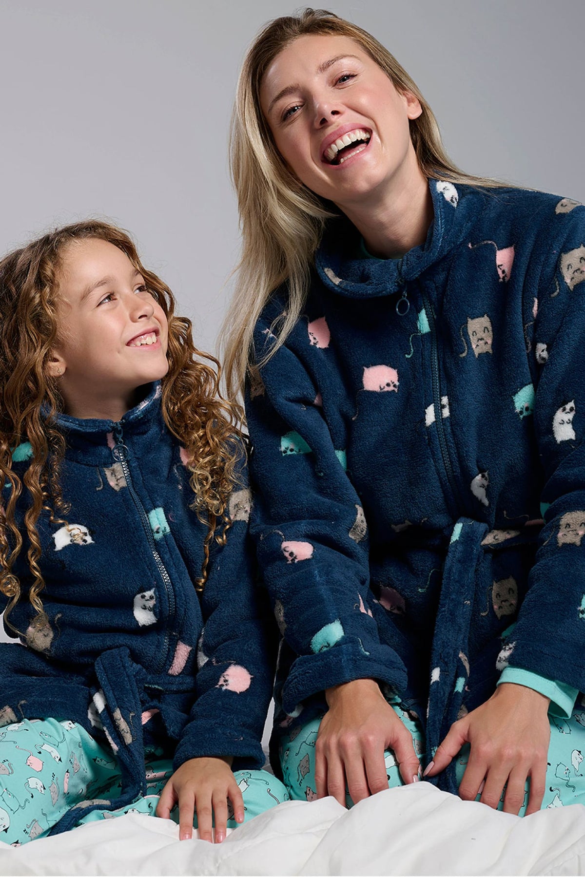 Roupão infantil de menina polar coral estampado de gatos