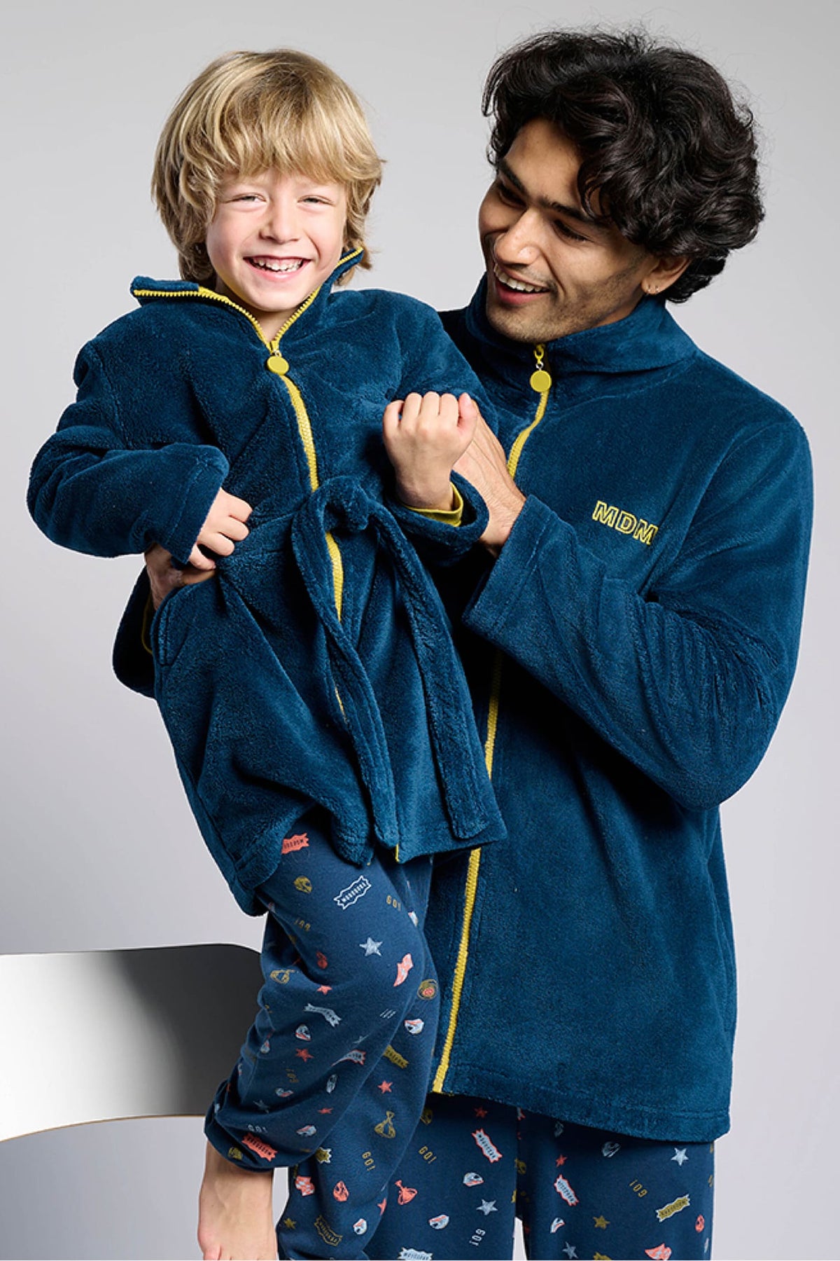 Roupão infantil de menino polar coral com fecho em contraste