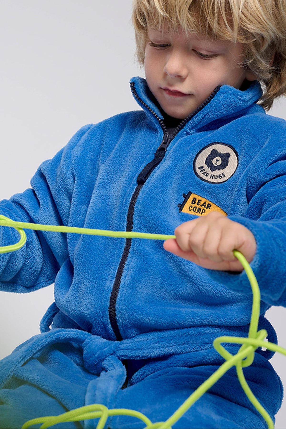 Roupão infantil de menino polar coral com fecho de correr e detalhes de patches