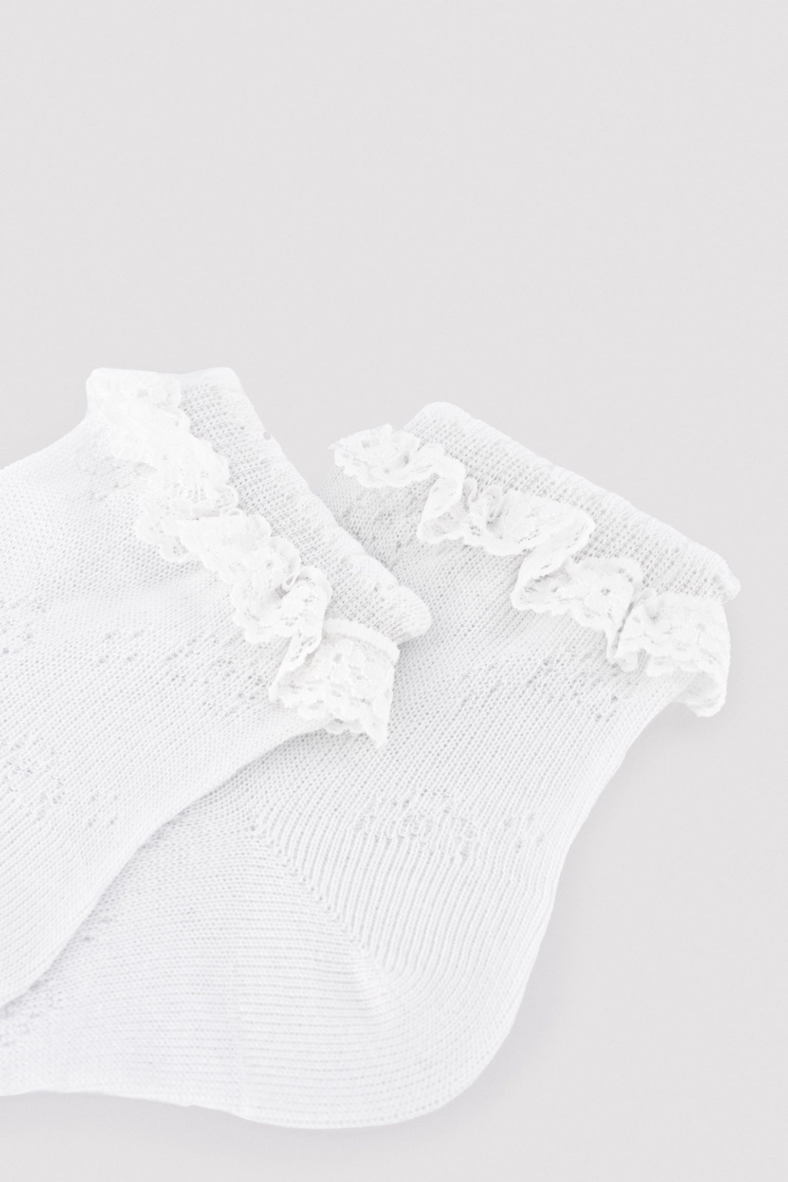 Calcetines infantiles calados detalle puntilla blanco - Ysabel Mora