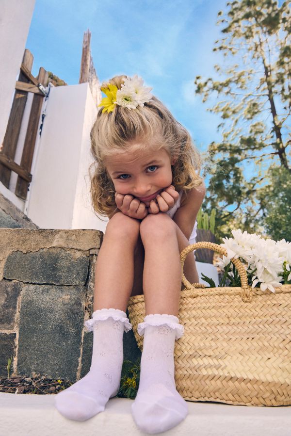 Meias infantis com detalhe de renda vazada, brancas