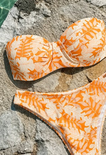Top de biquíni bandeau amarelo em micropiqué com estampa de folhas, tamanho B