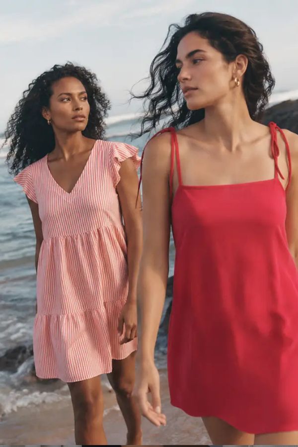 Vestido curto com painéis de babados listrados em rosa