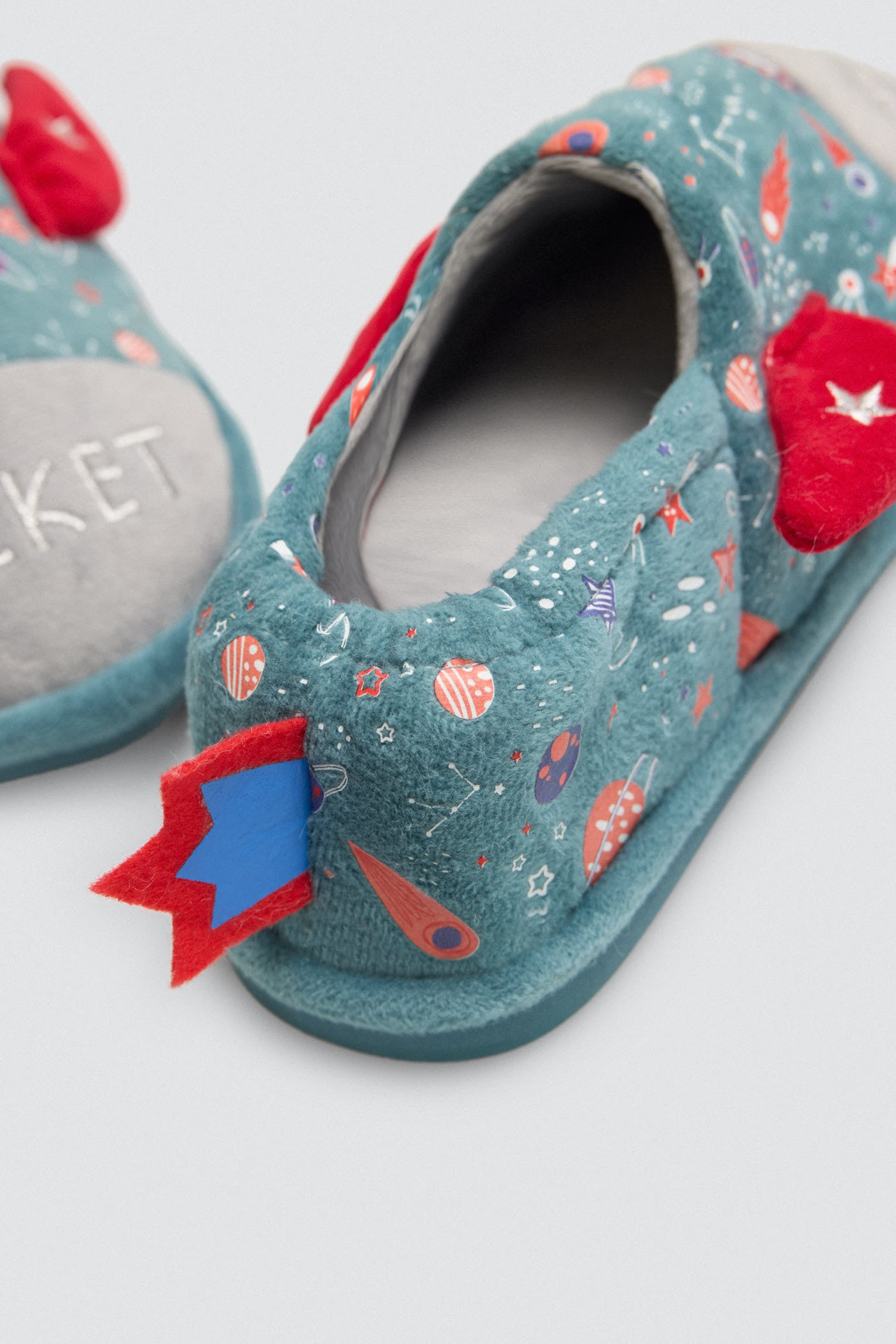 44043-4-zapatillas-de-casa-infantiles-cohete-3d-con-detalles-espaciales
