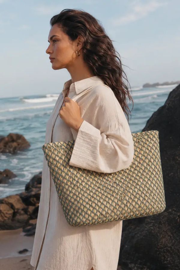 Bolsa de praia em ráfia bege e verde