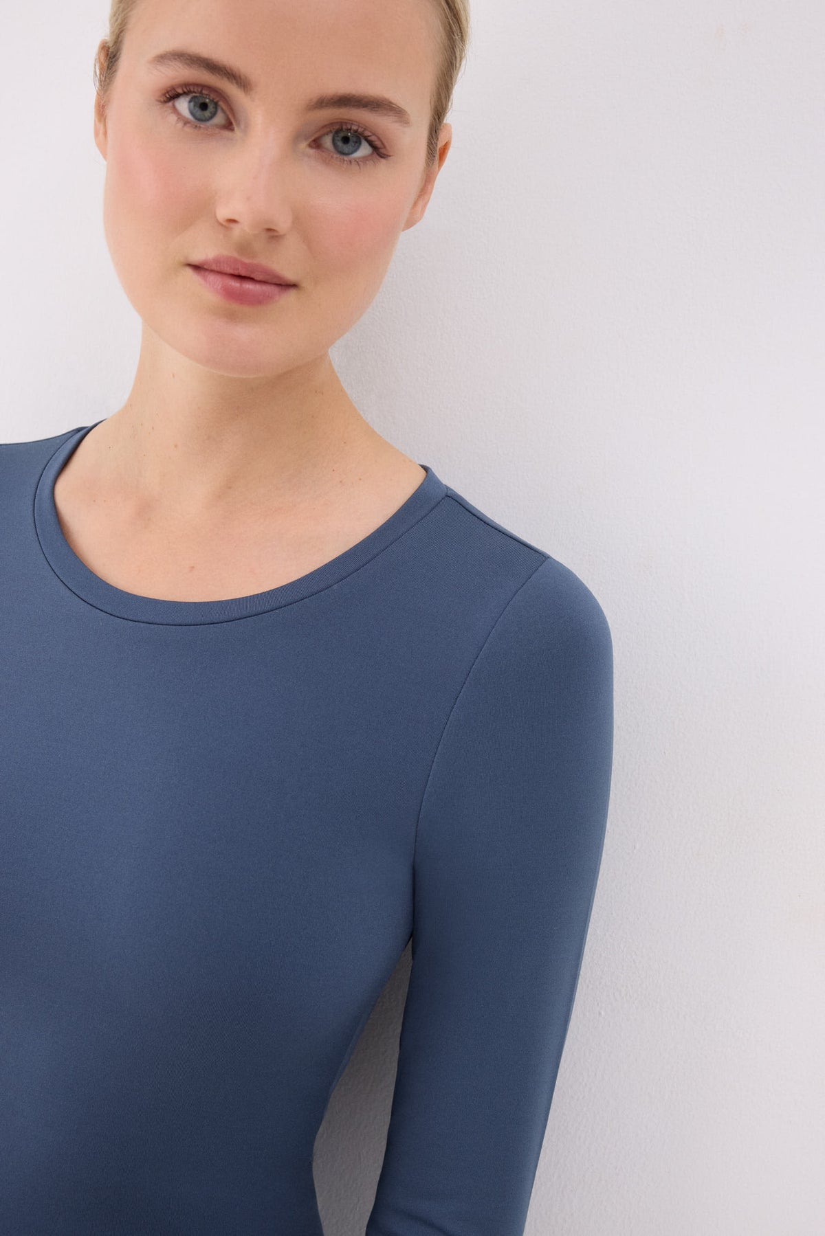 Camiseta térmica feminina azul marinho de manga comprida e gola redonda