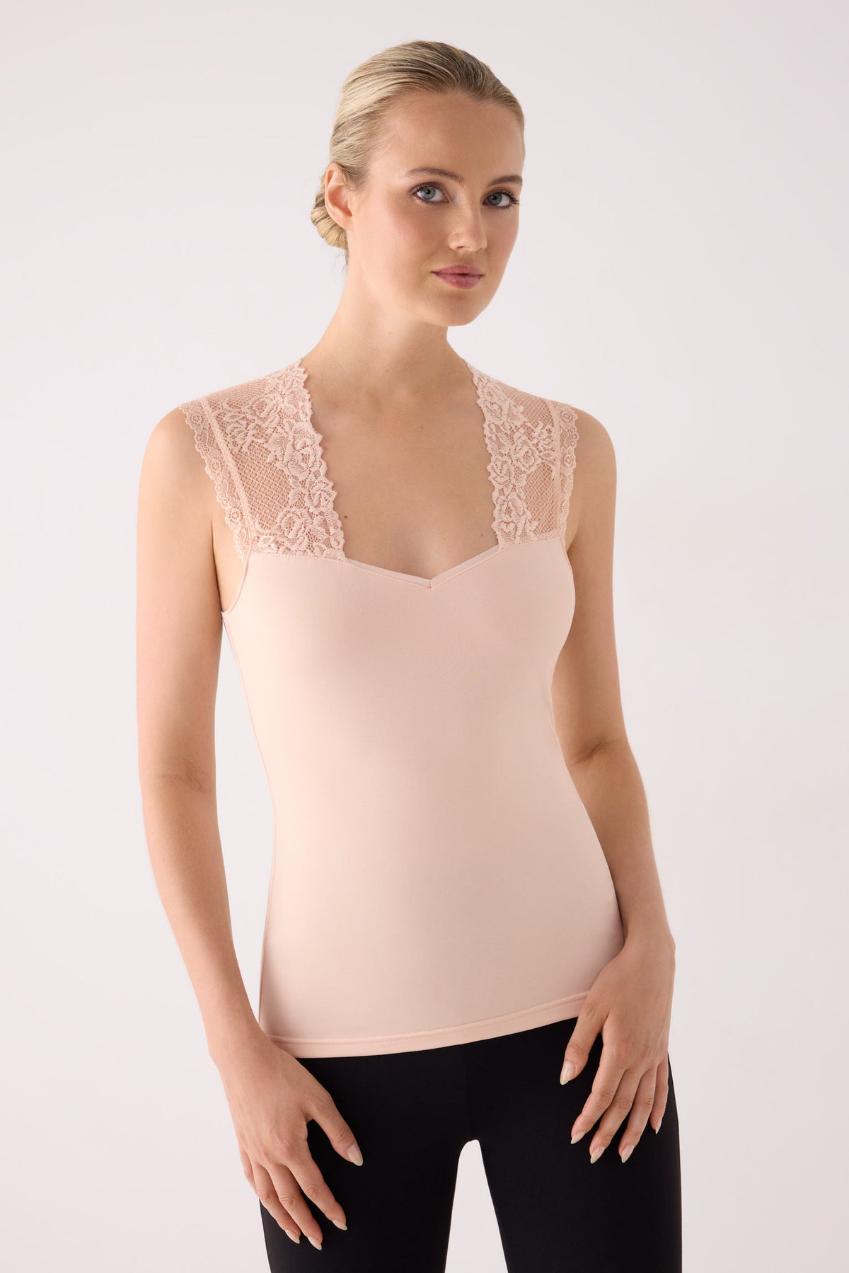 Camiseta térmica feminina sem mangas com detalhes em renda bege.