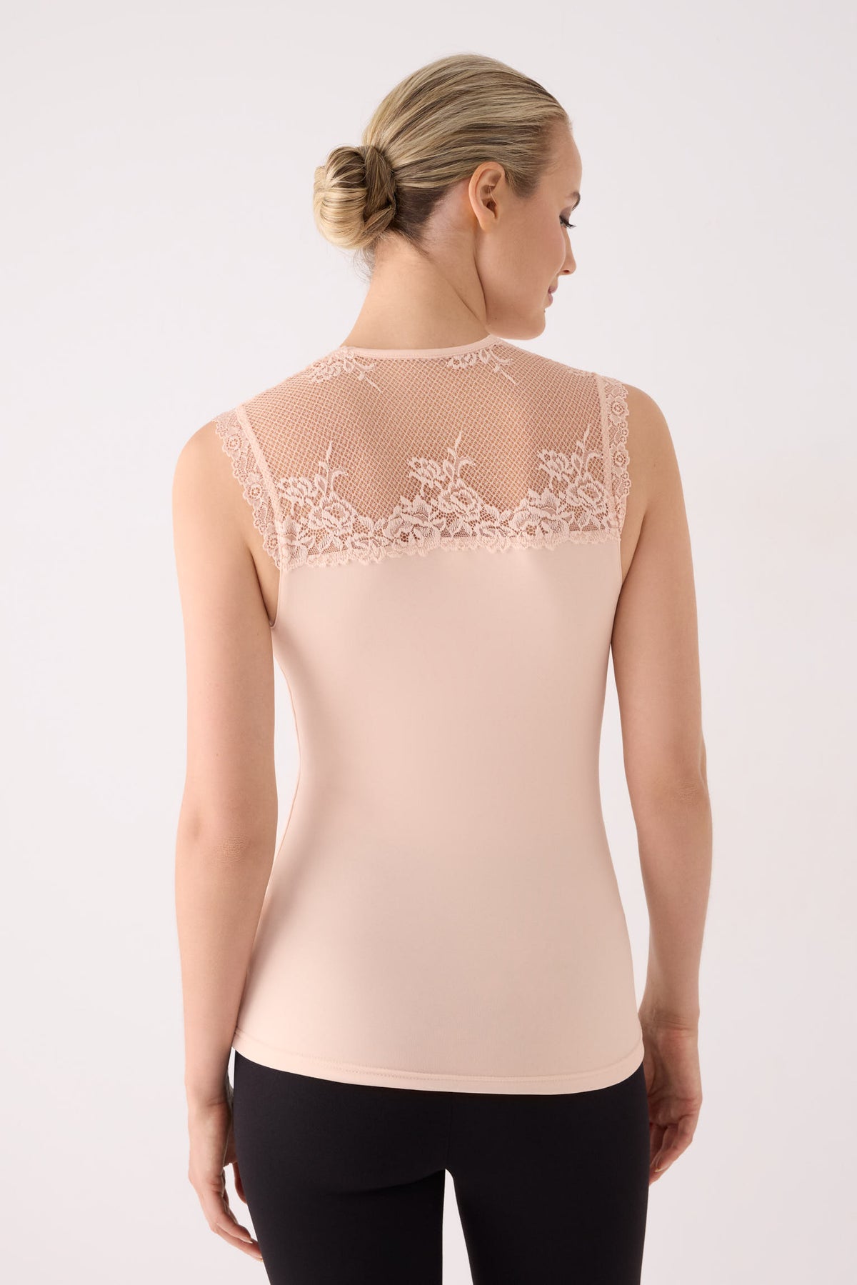 Camiseta térmica feminina sem mangas com detalhes em renda bege.