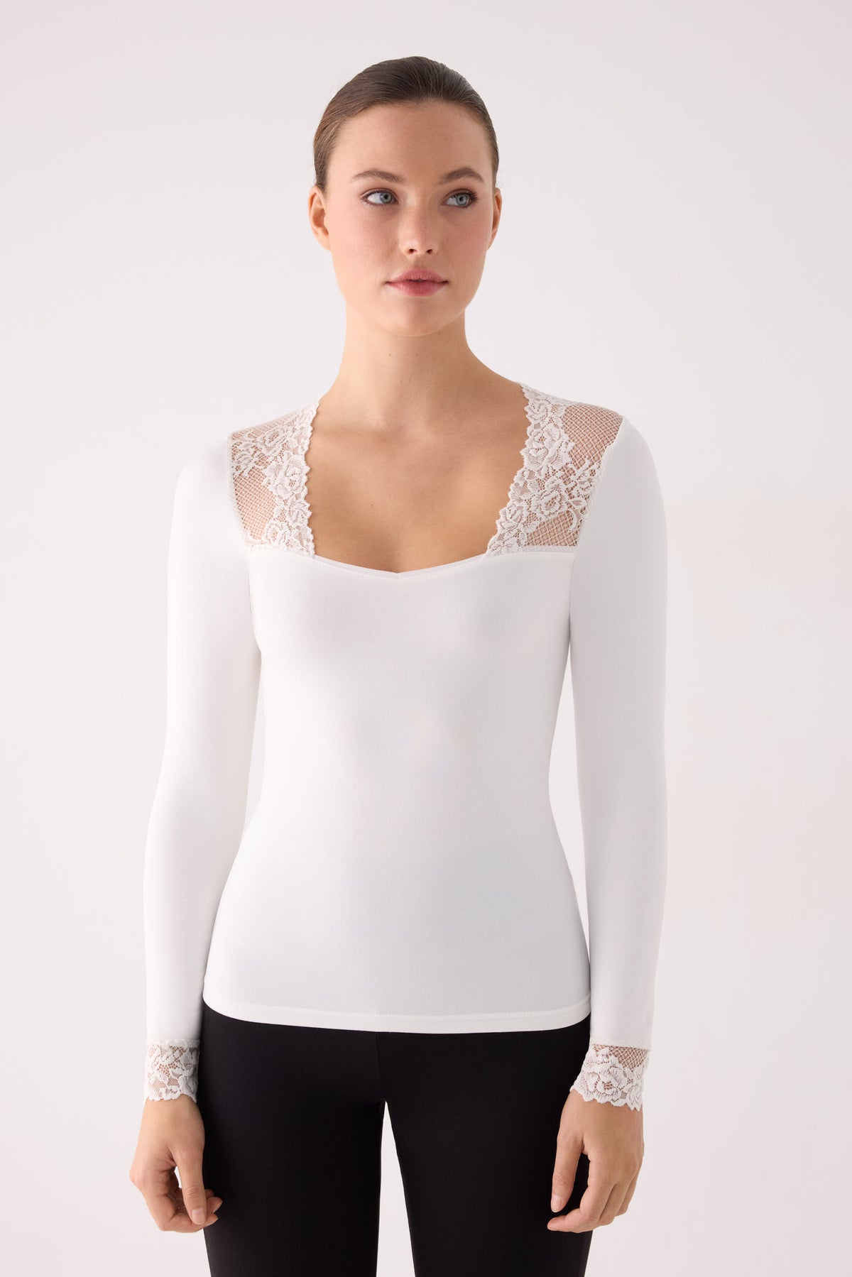 Camiseta térmica feminina de manga comprida com decote quadrado e detalhes em renda marfim.