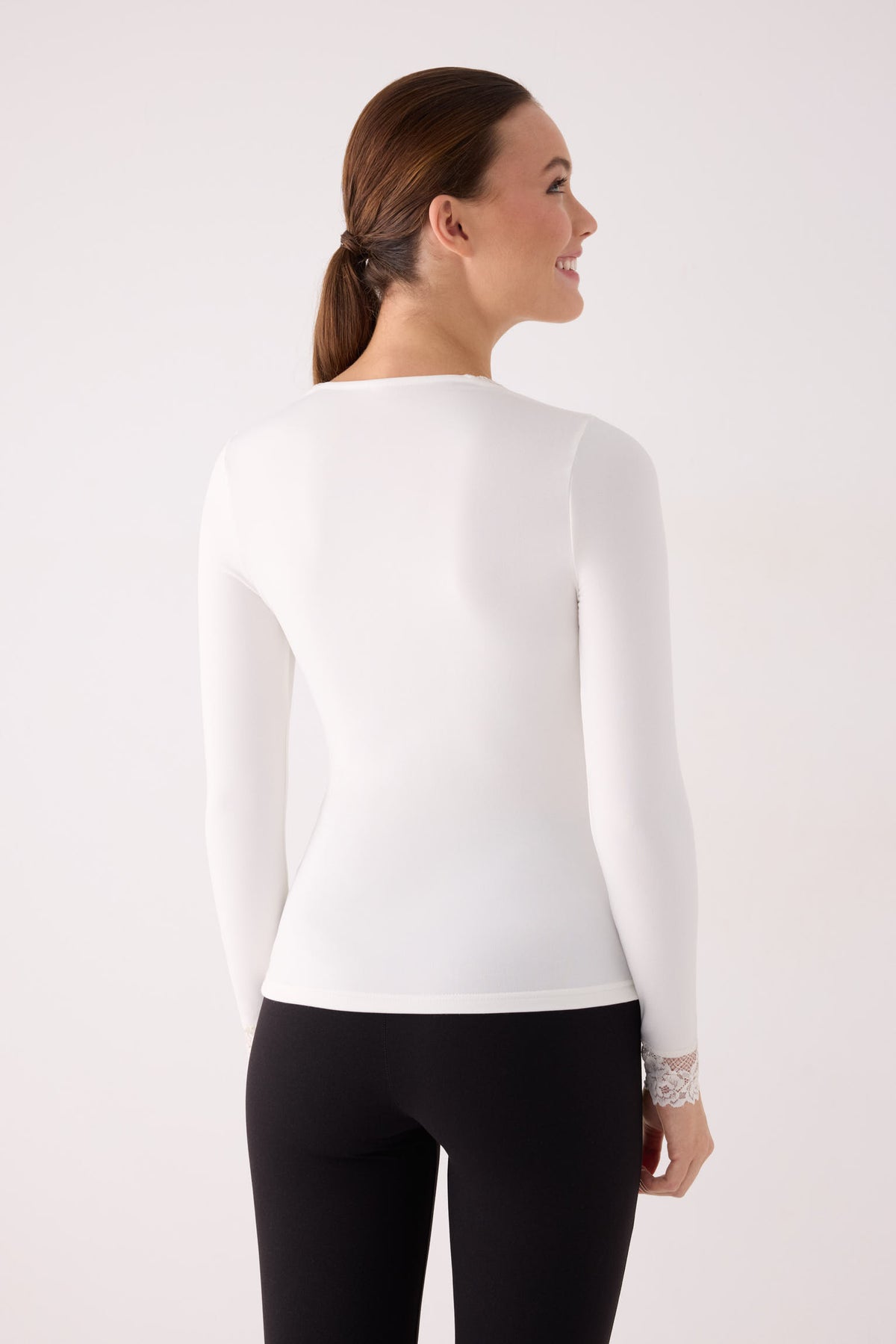 Camiseta térmica feminina de manga comprida com decote quadrado e detalhes em renda marfim.