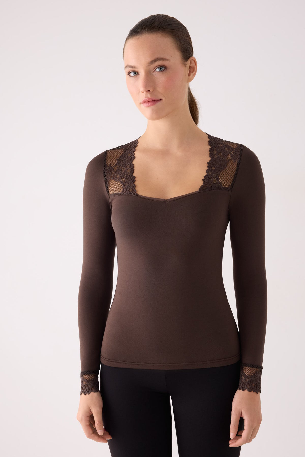 Camiseta térmica feminina de manga comprida com decote quadrado e detalhes em renda marrom.