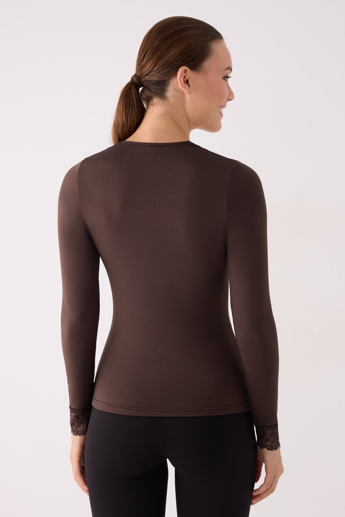 Camiseta térmica feminina de manga comprida com decote quadrado e detalhes em renda marrom.