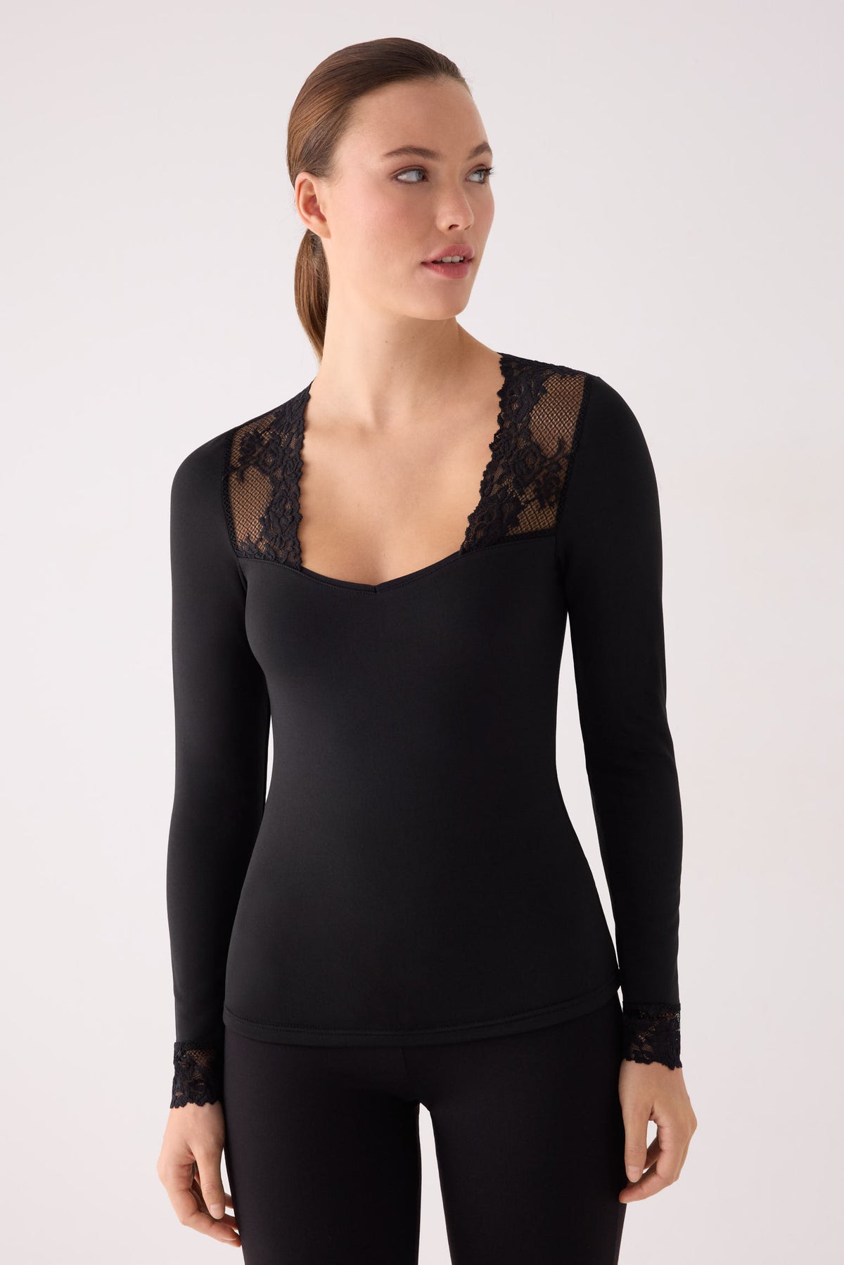 Camiseta térmica feminina de manga comprida com decote quadrado e detalhes em renda preta.