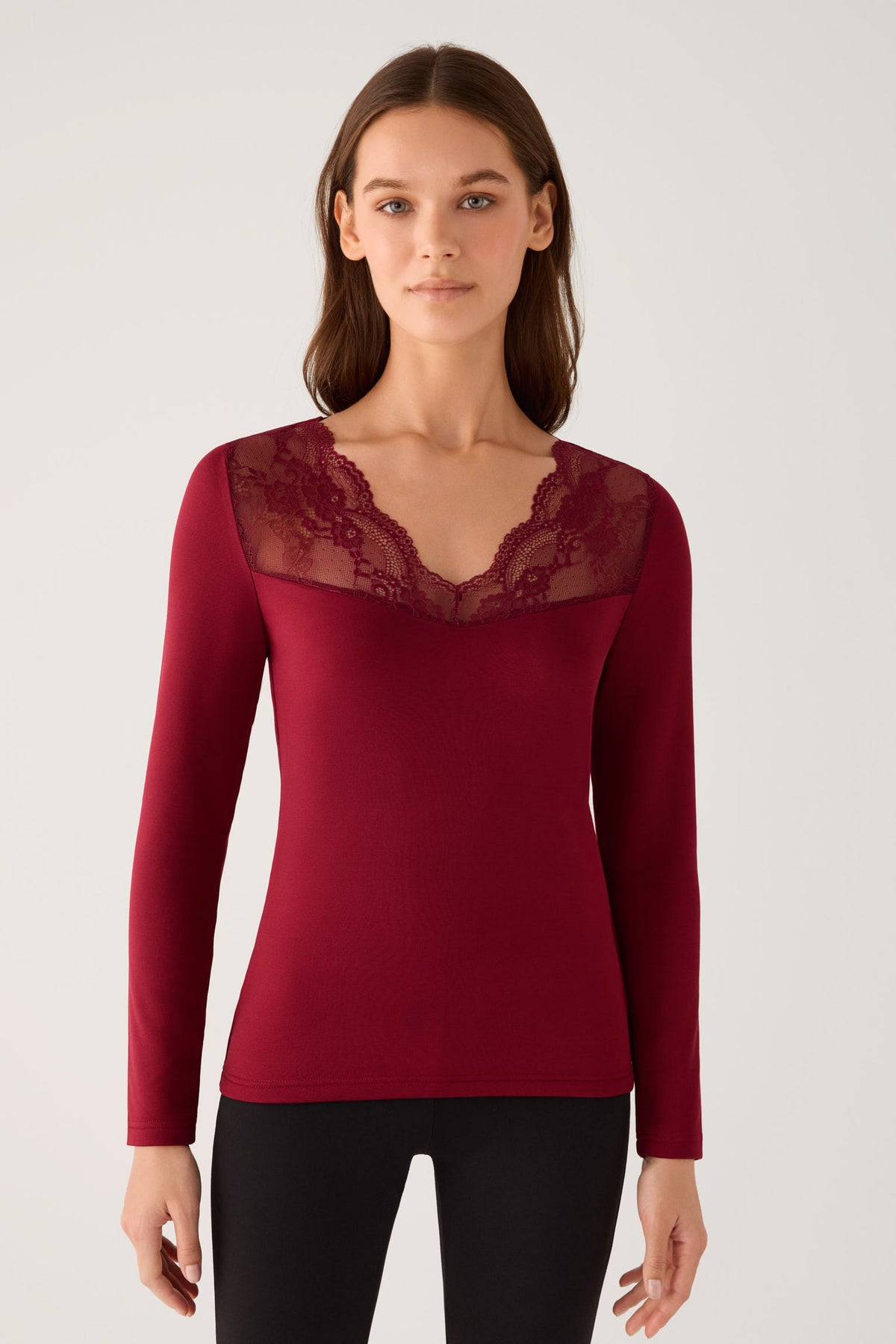 Camiseta térmica feminina de manga comprida com decote em V e detalhes em renda bordô.