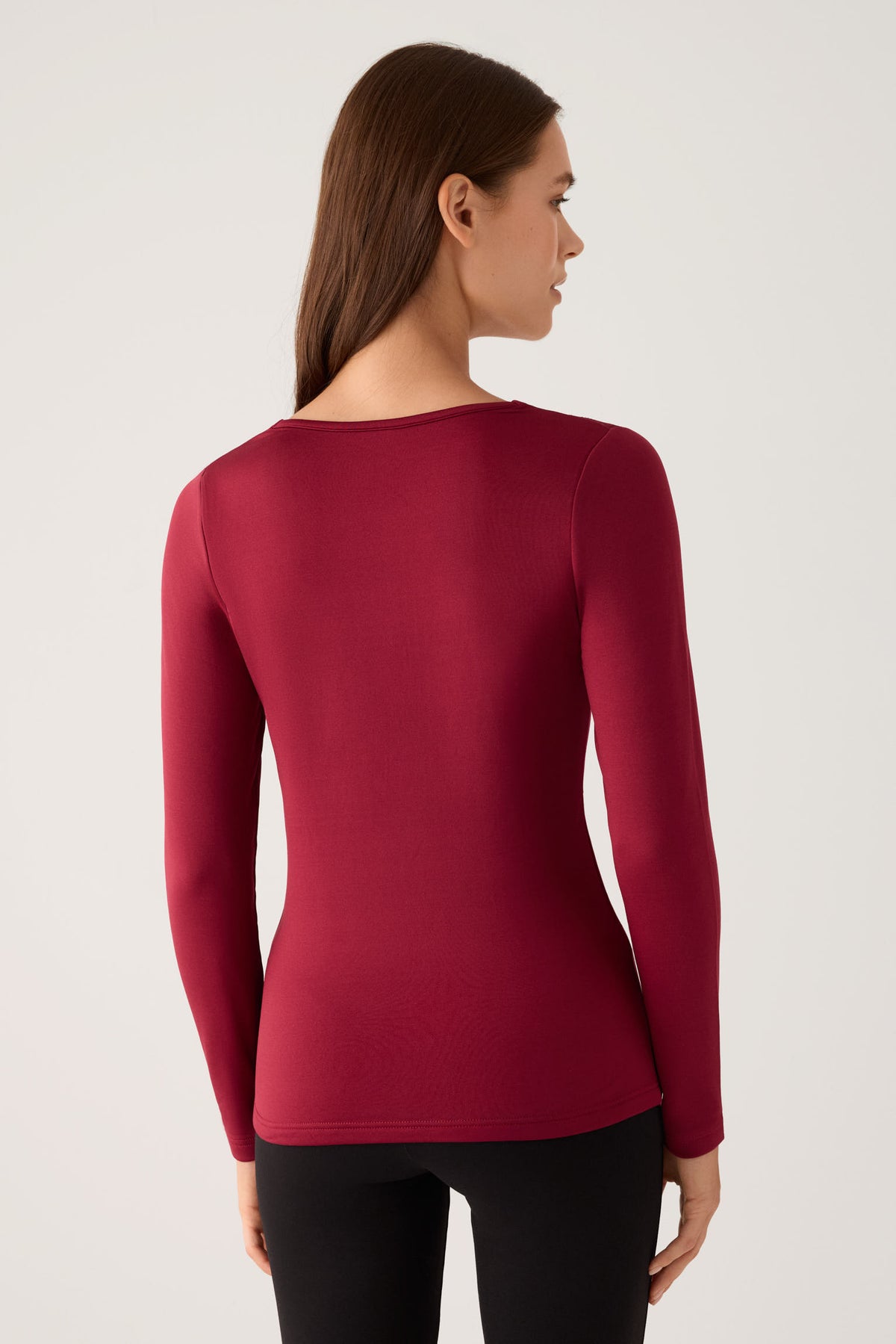 Camiseta térmica feminina de manga comprida com decote em V e detalhes em renda bordô.