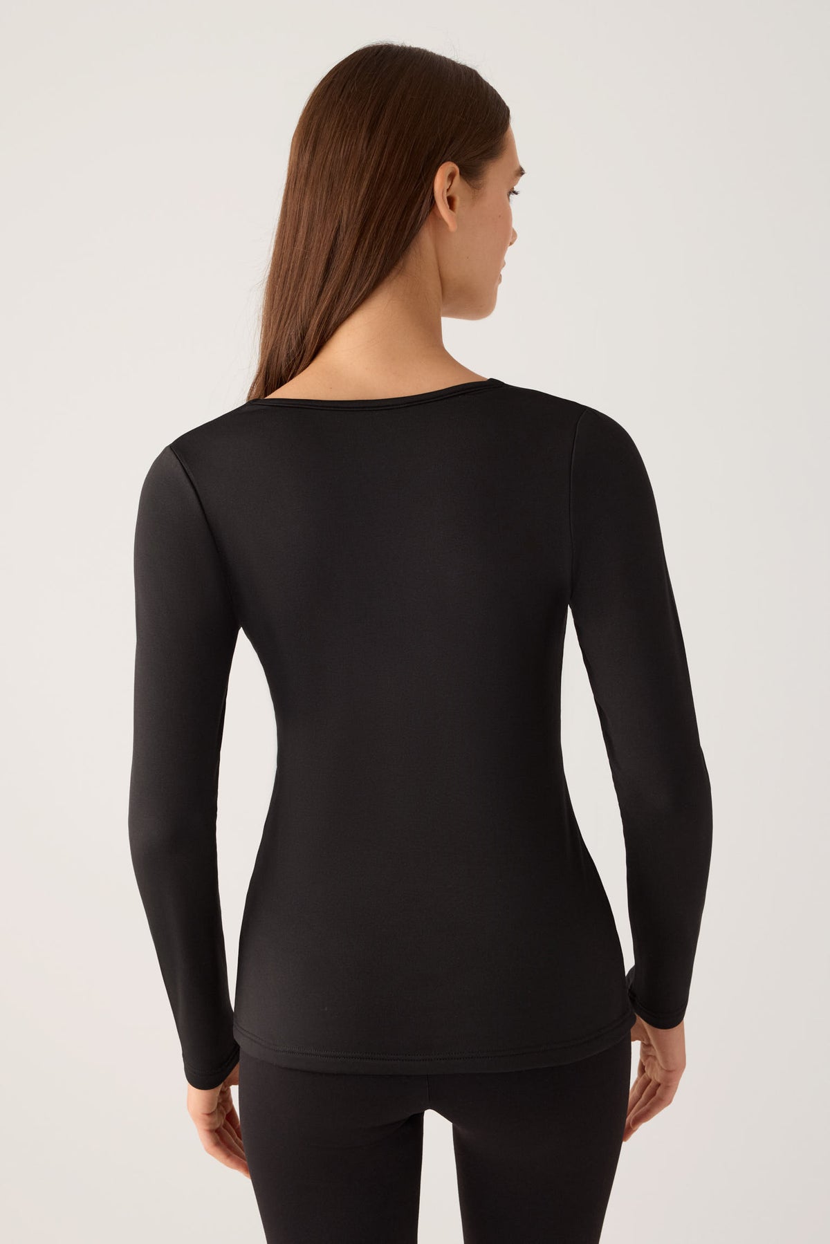 Camiseta térmica feminina de manga comprida com decote em V e detalhes em renda preta.