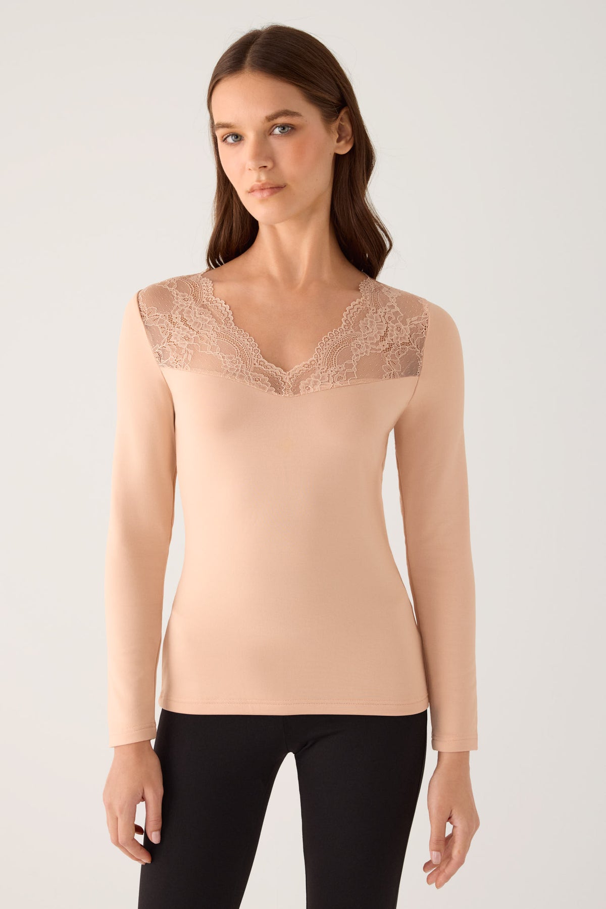 Camiseta térmica feminina de manga comprida com decote em V e detalhes em renda nude.
