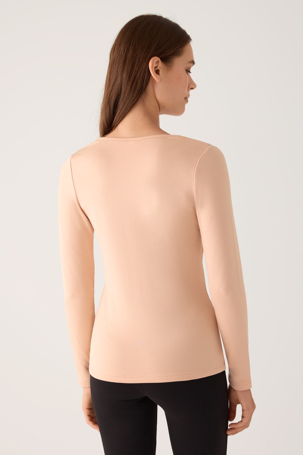 Camiseta térmica feminina de manga comprida com decote em V e detalhes em renda nude.