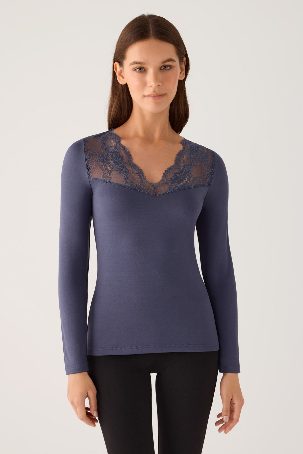 Camiseta térmica feminina de manga comprida com decote em V e detalhes em renda azul-marinho.