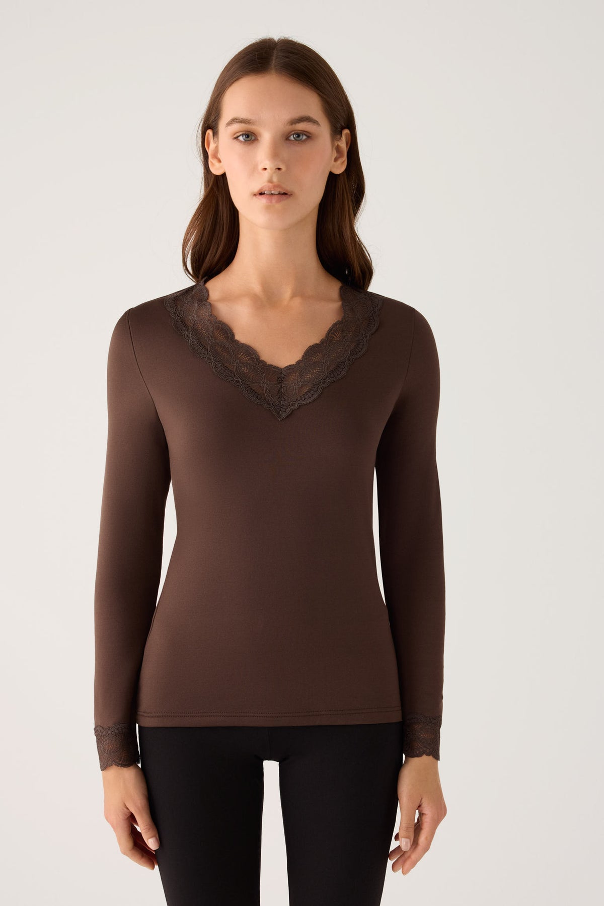 Camiseta térmica feminina de manga comprida com detalhes em renda na gola e nos punhos, marrom.