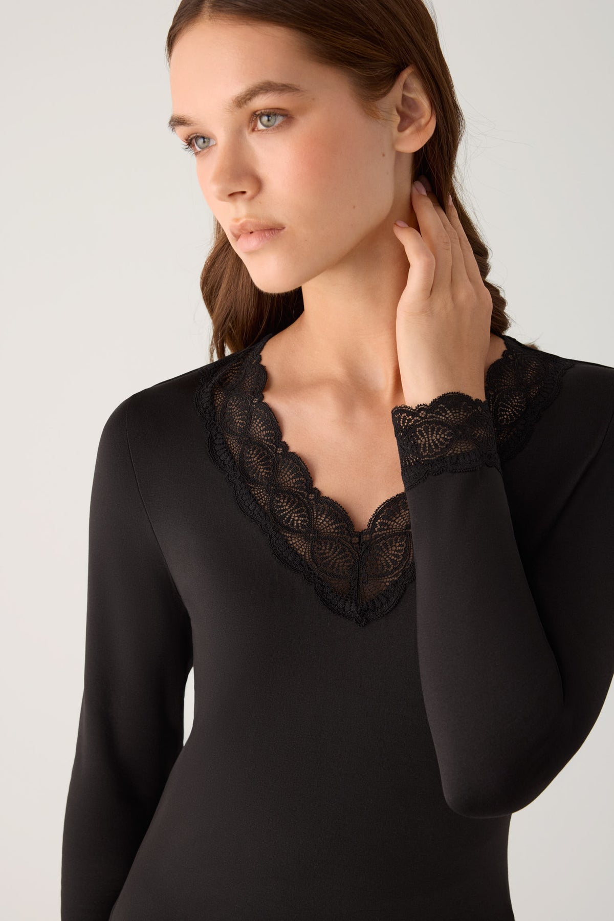 Camiseta térmica feminina de manga comprida com decote e punhos em renda, preta.