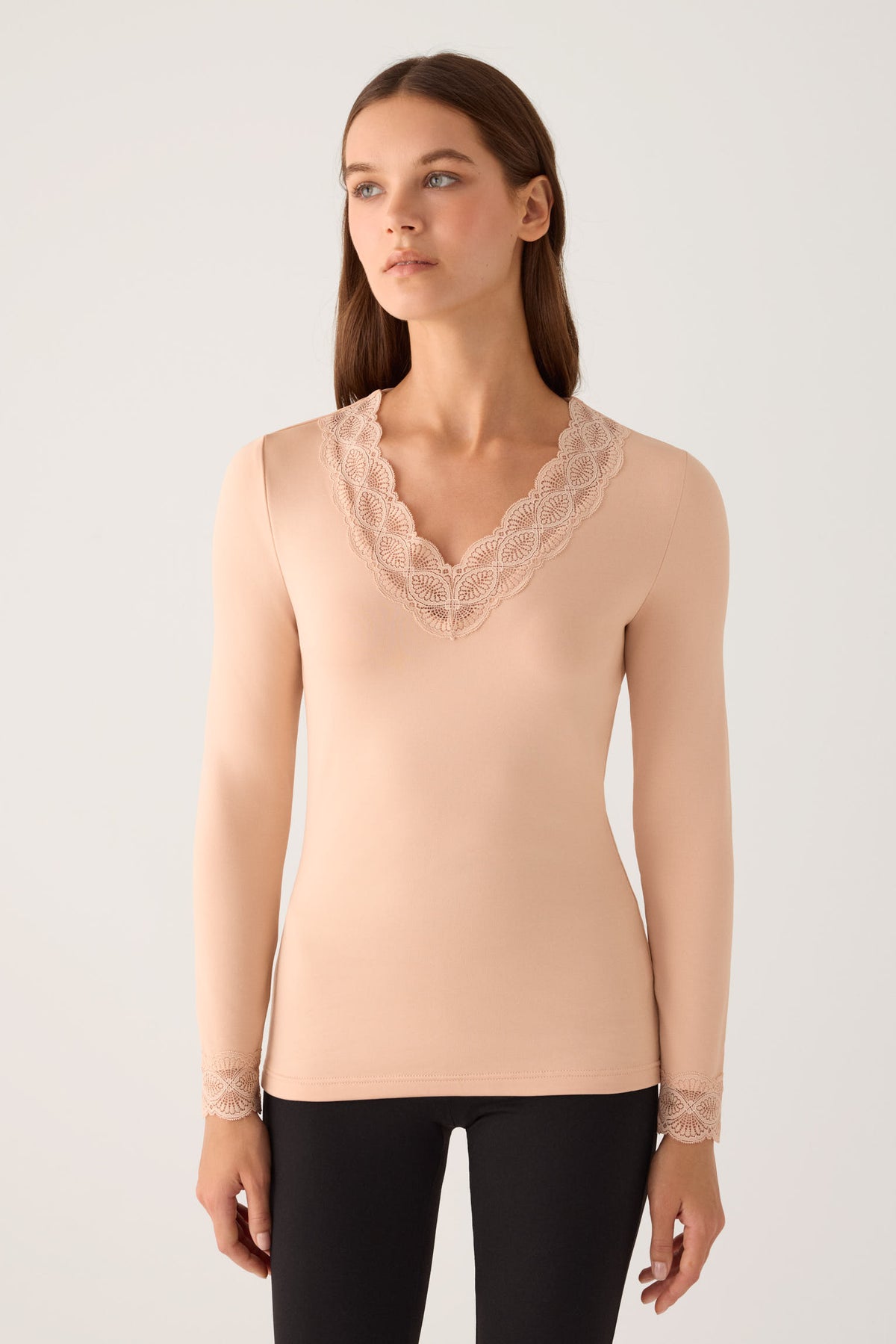 Camiseta térmica feminina de manga comprida com detalhes em renda na gola e nos punhos, na cor nude.