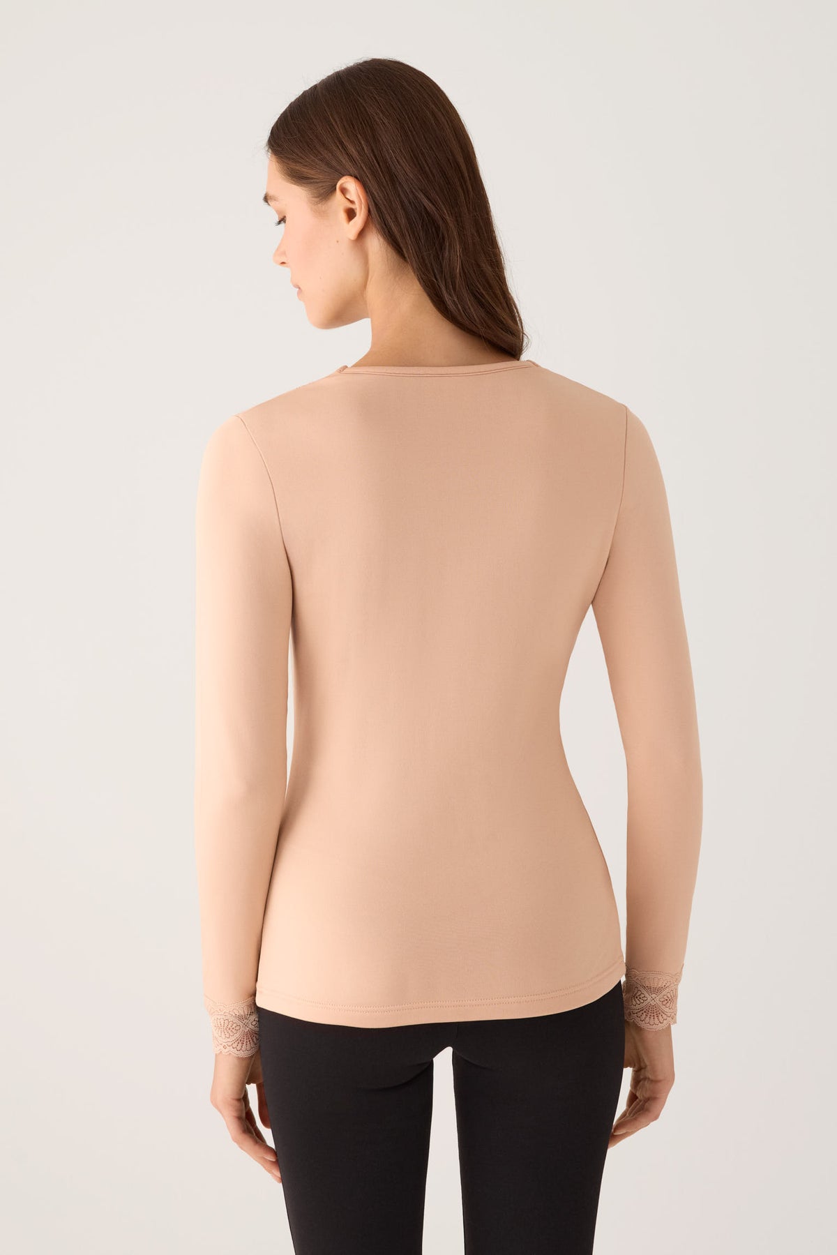 Camiseta térmica feminina de manga comprida com detalhes em renda na gola e nos punhos, na cor nude.