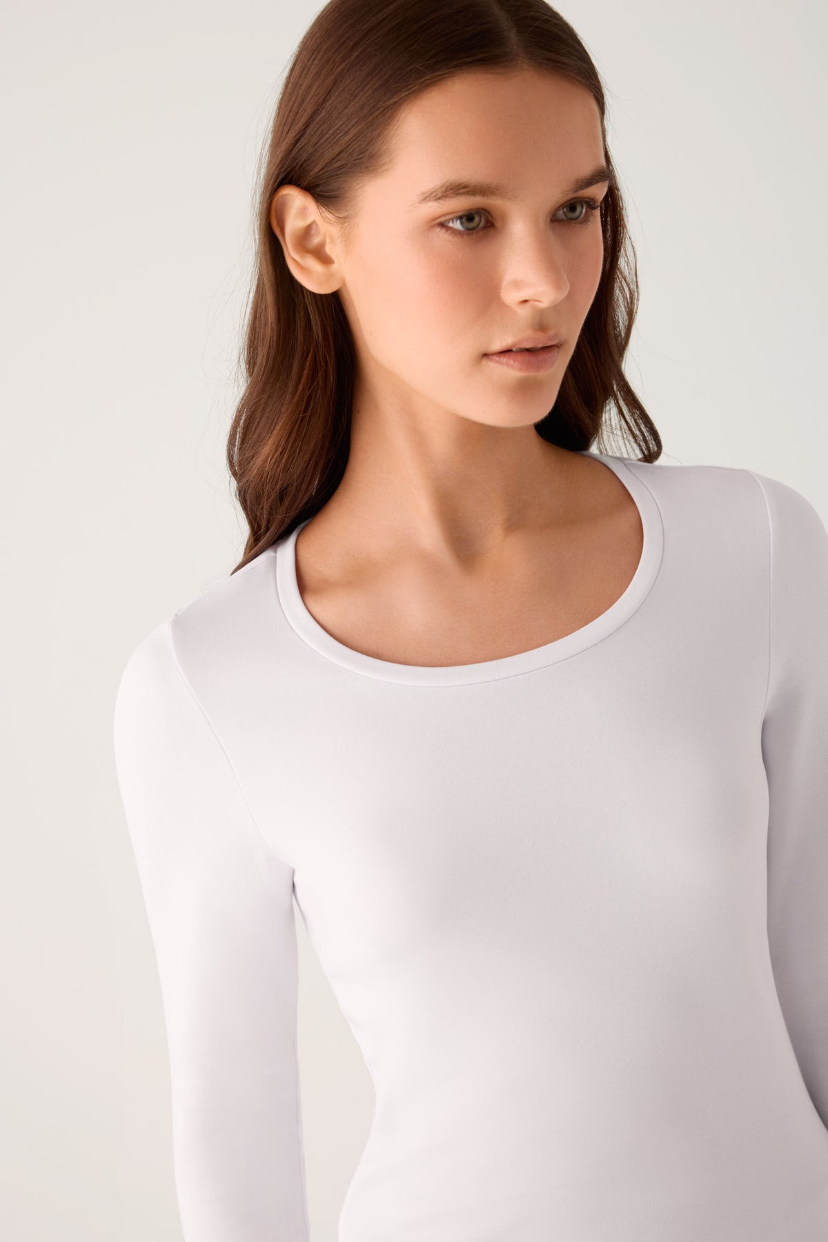 Camiseta térmica feminina branca de manga comprida e gola redonda