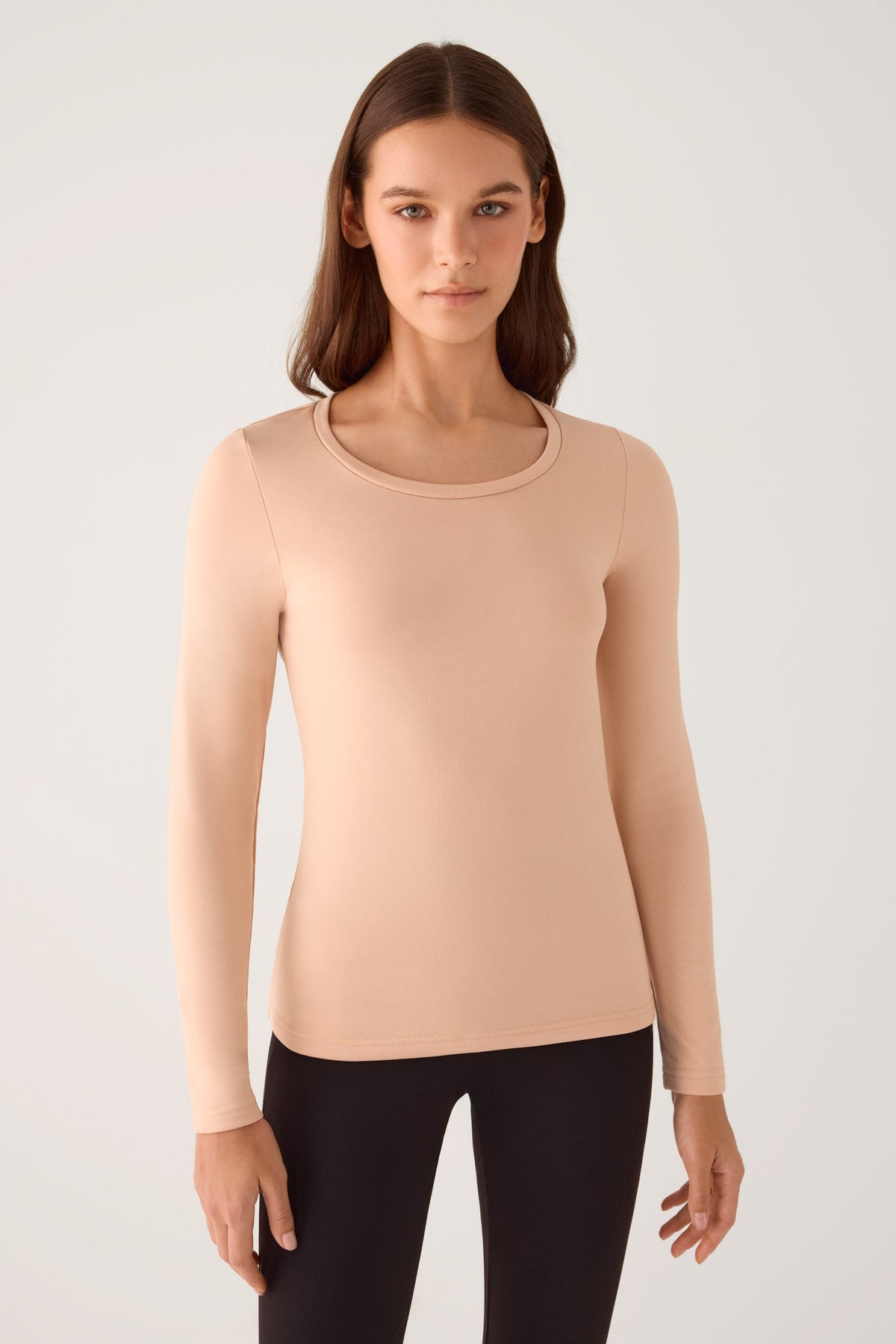 Camiseta térmica feminina de manga comprida e gola redonda, cor nude.