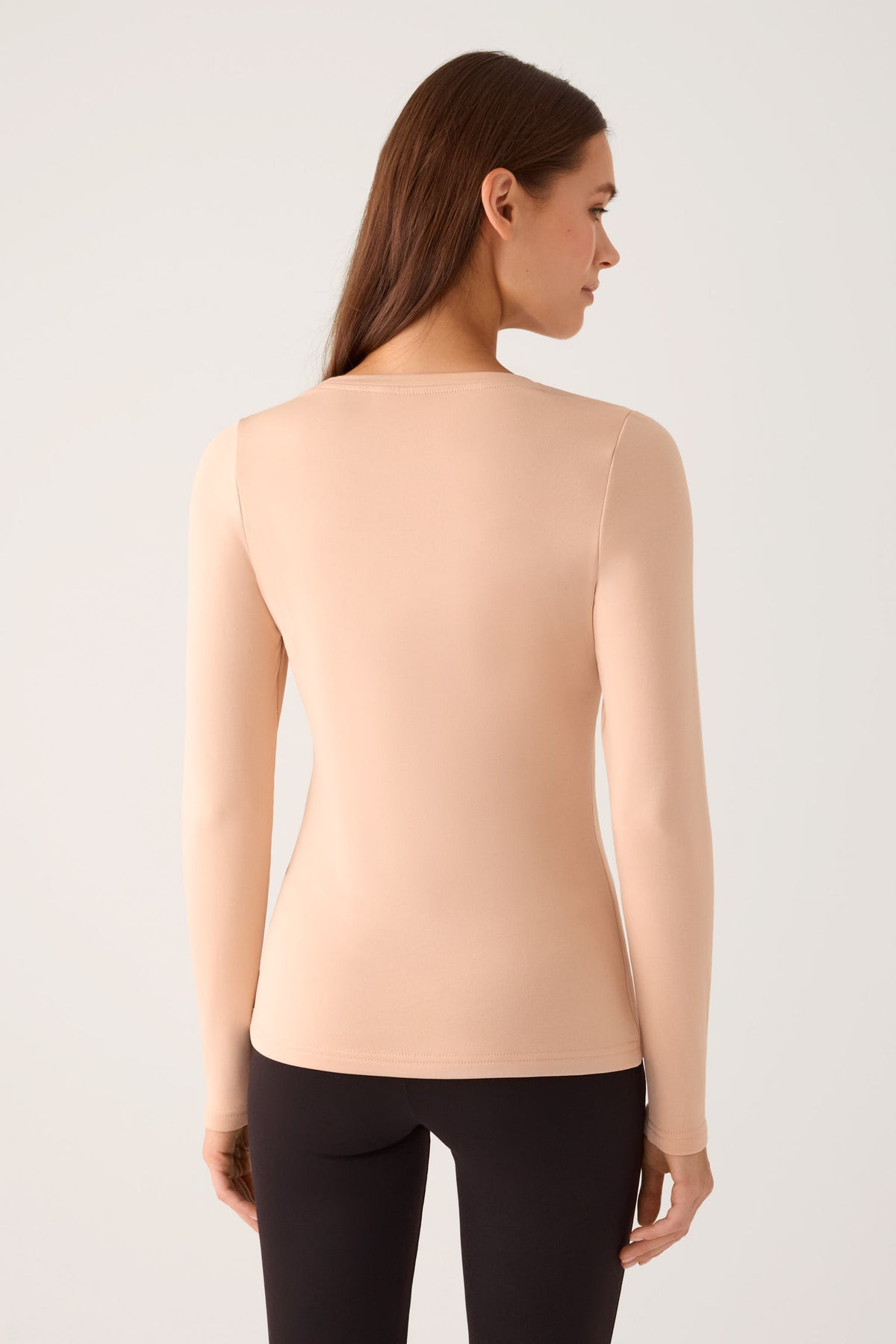Camiseta térmica feminina de manga comprida e gola redonda, cor nude.