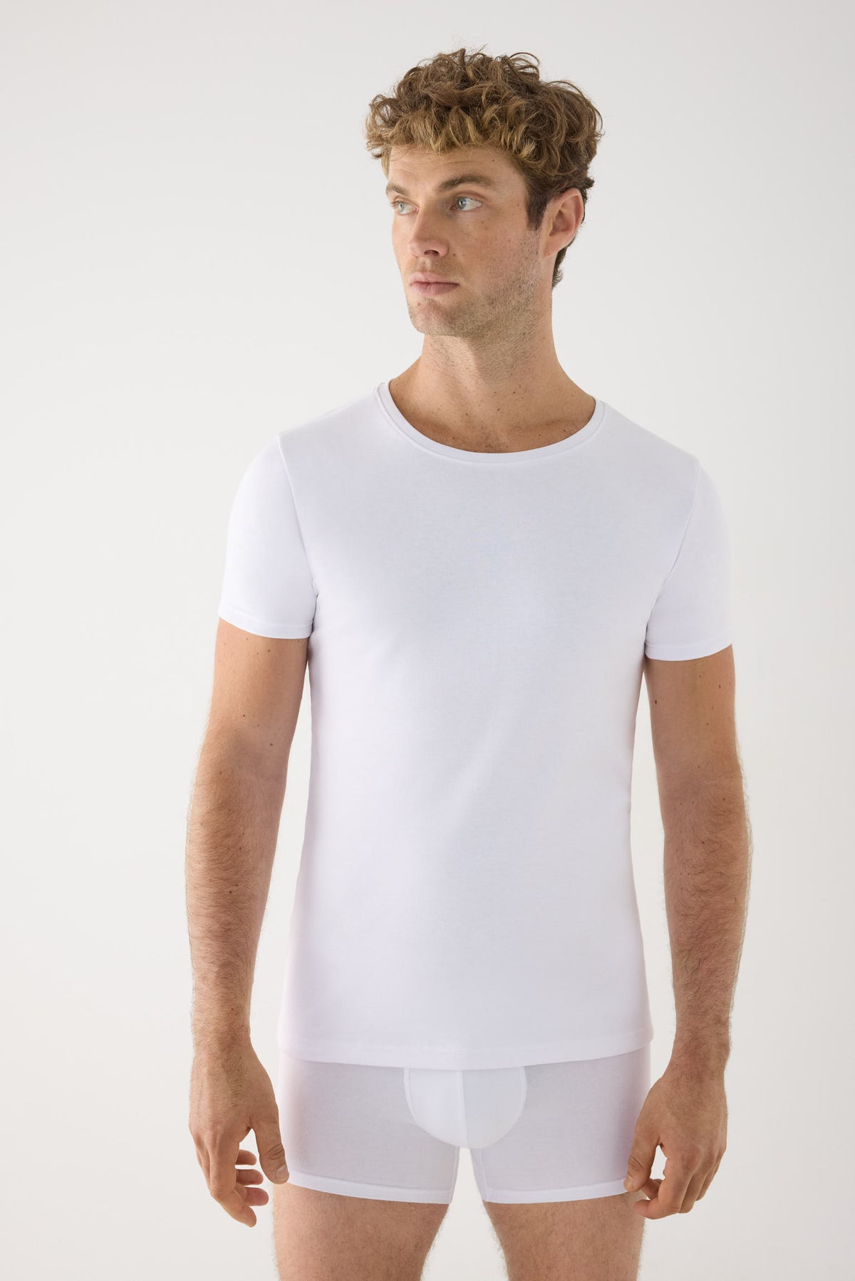 Camiseta térmica leve masculina de manga curta em algodão branco.