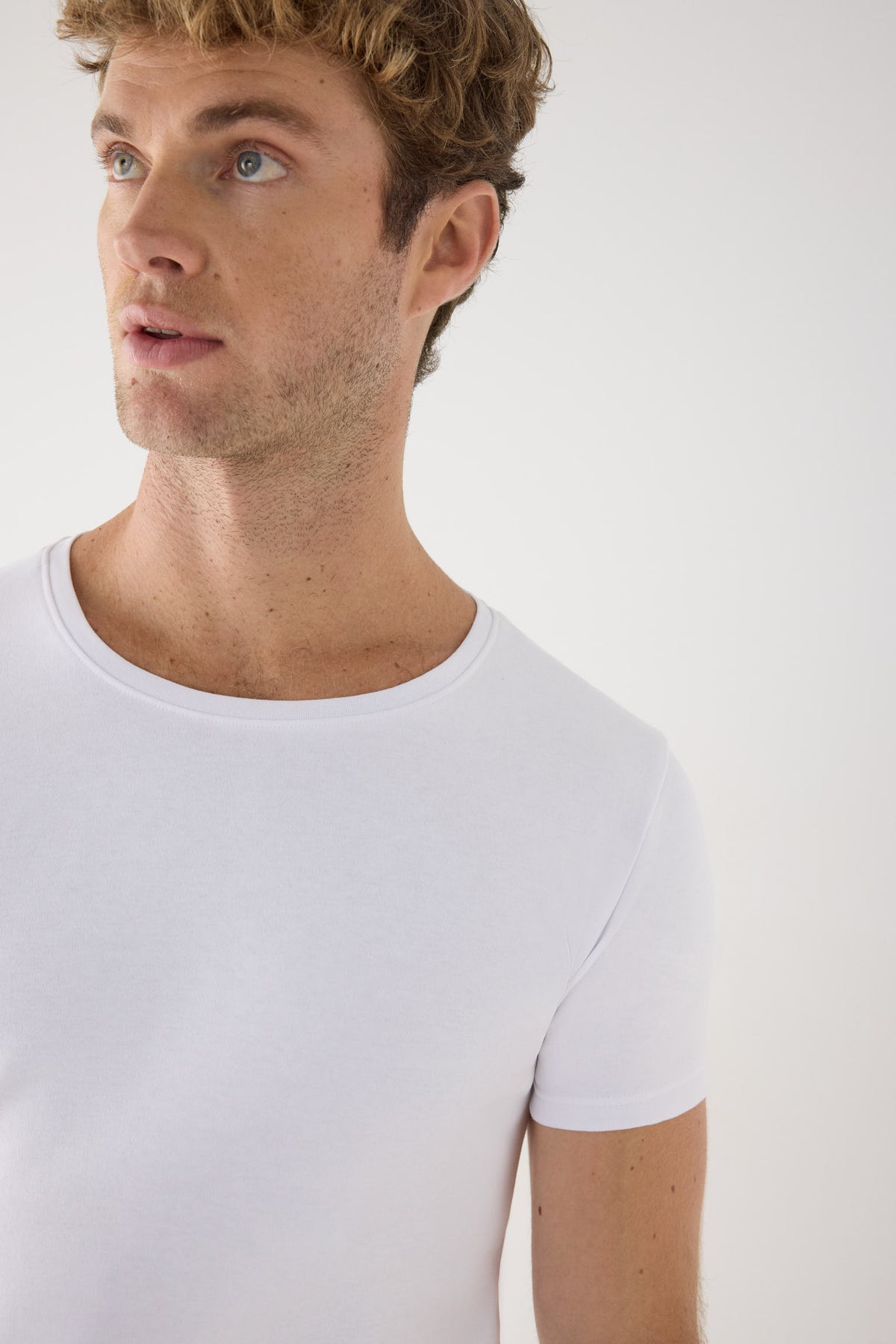 Camiseta térmica leve masculina de manga curta em algodão branco.