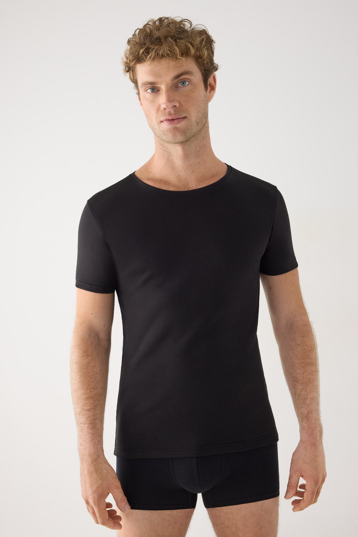 Camiseta térmica leve masculina de manga curta em algodão, preta.