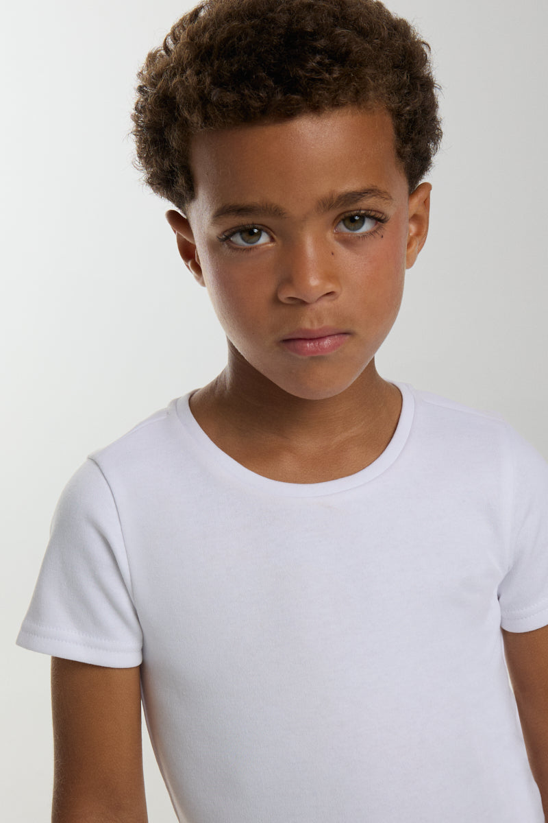 Camiseta térmica leve infantil de manga curta e gola redonda, branca.