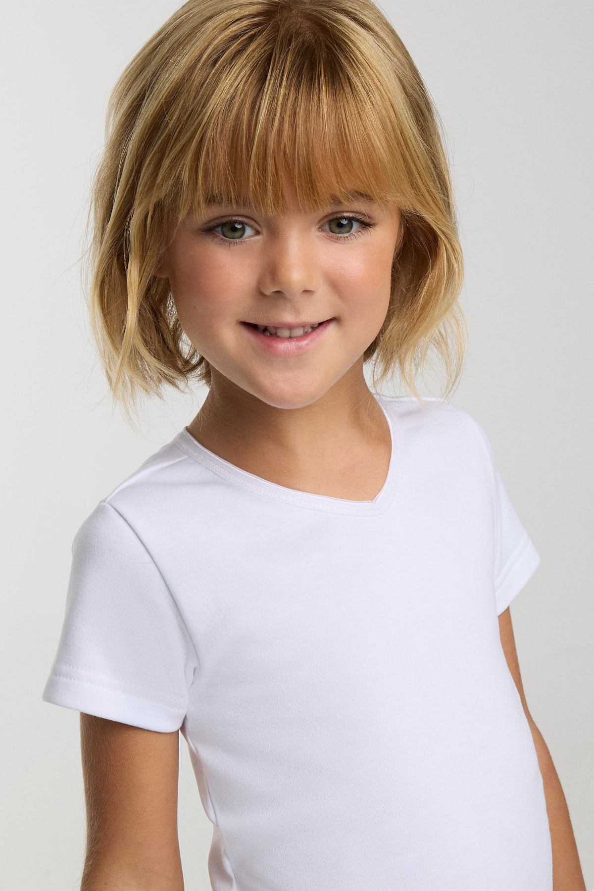 Camiseta térmica leve infantil de manga curta com decote em V, branca.