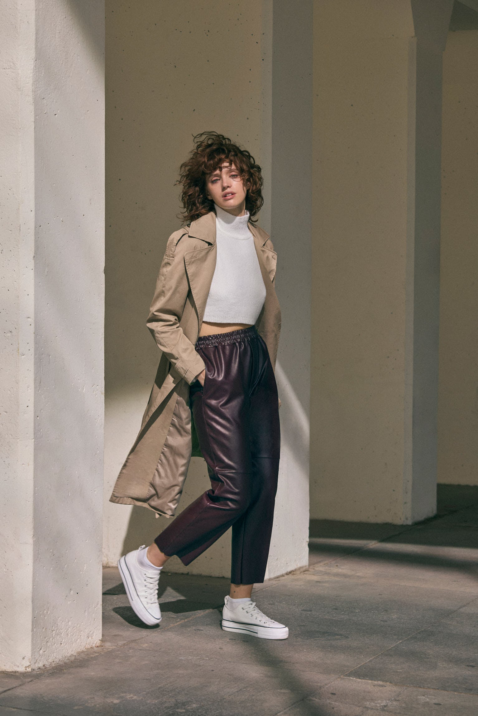 Calça térmica larga com efeito couro bordô